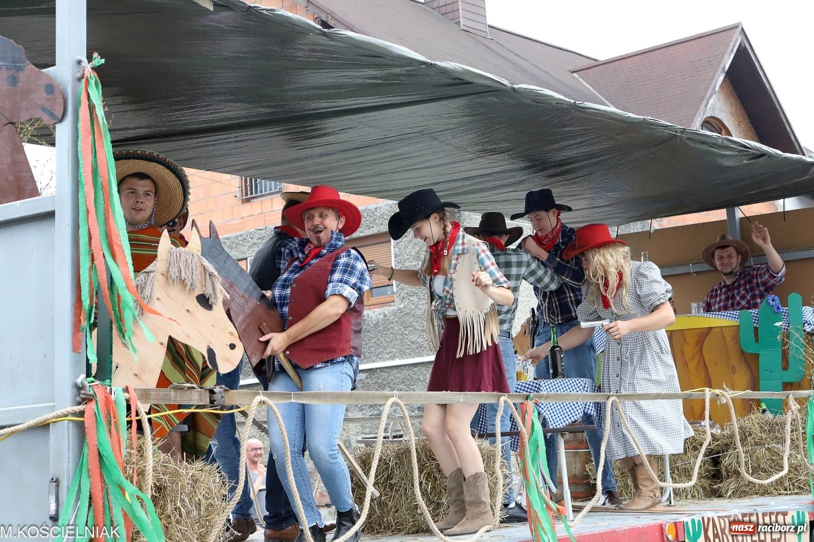 Zdjęcie w galerii na portalu naszraciborz.pl: Dożynki w Krzyżanowicach. Po co nam dalekie kraje jak nasz basen to Hawaje wiadomości z regionu