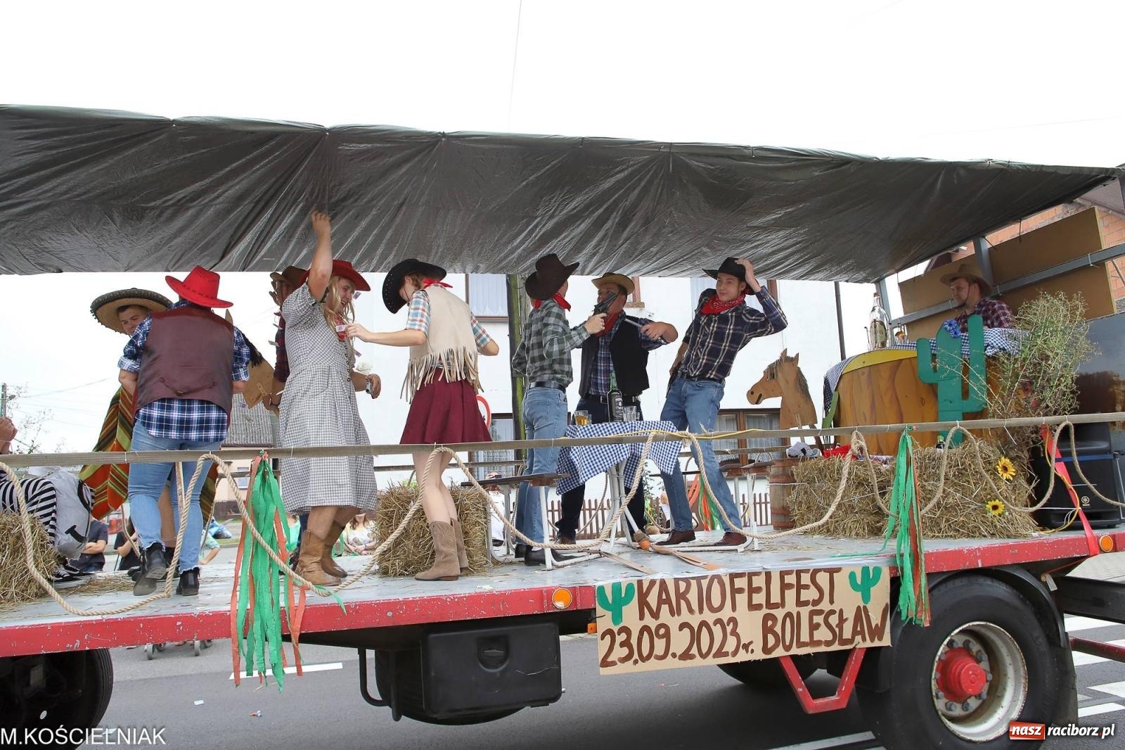 Zdjęcie w galerii na portalu naszraciborz.pl: Dożynki w Krzyżanowicach. Po co nam dalekie kraje jak nasz basen to Hawaje wiadomości z regionu