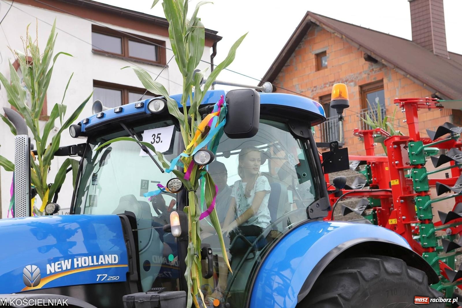 Zdjęcie w galerii na portalu naszraciborz.pl: Dożynki w Krzyżanowicach. Po co nam dalekie kraje jak nasz basen to Hawaje wiadomości z regionu