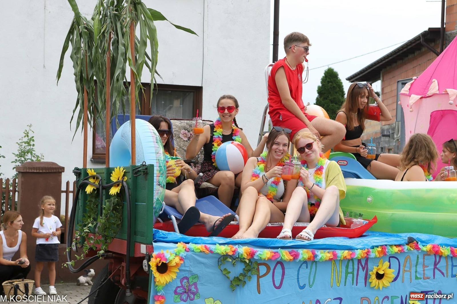 Zdjęcie w galerii na portalu naszraciborz.pl: Dożynki w Krzyżanowicach. Po co nam dalekie kraje jak nasz basen to Hawaje wiadomości z regionu