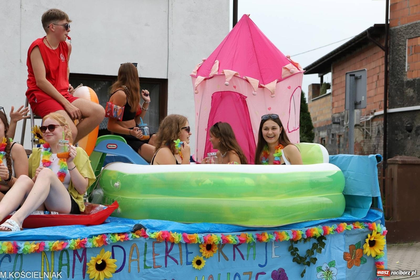 Zdjęcie w galerii na portalu naszraciborz.pl: Dożynki w Krzyżanowicach. Po co nam dalekie kraje jak nasz basen to Hawaje wiadomości z regionu