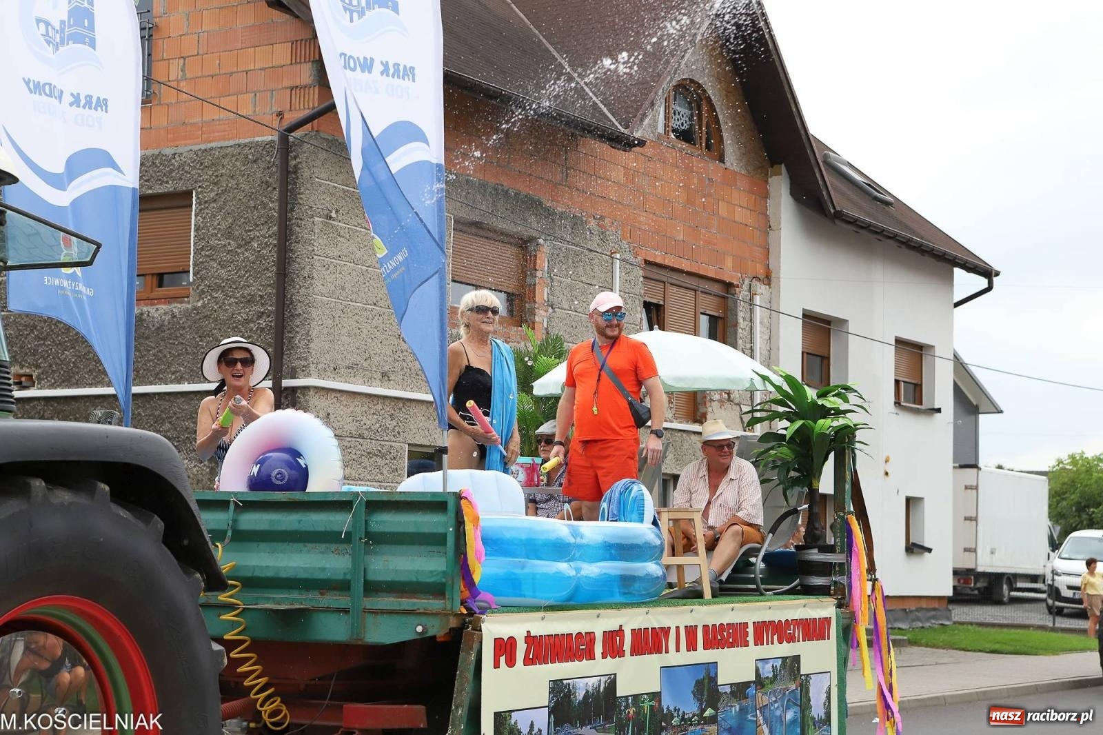 Zdjęcie w galerii na portalu naszraciborz.pl: Dożynki w Krzyżanowicach. Po co nam dalekie kraje jak nasz basen to Hawaje wiadomości z regionu
