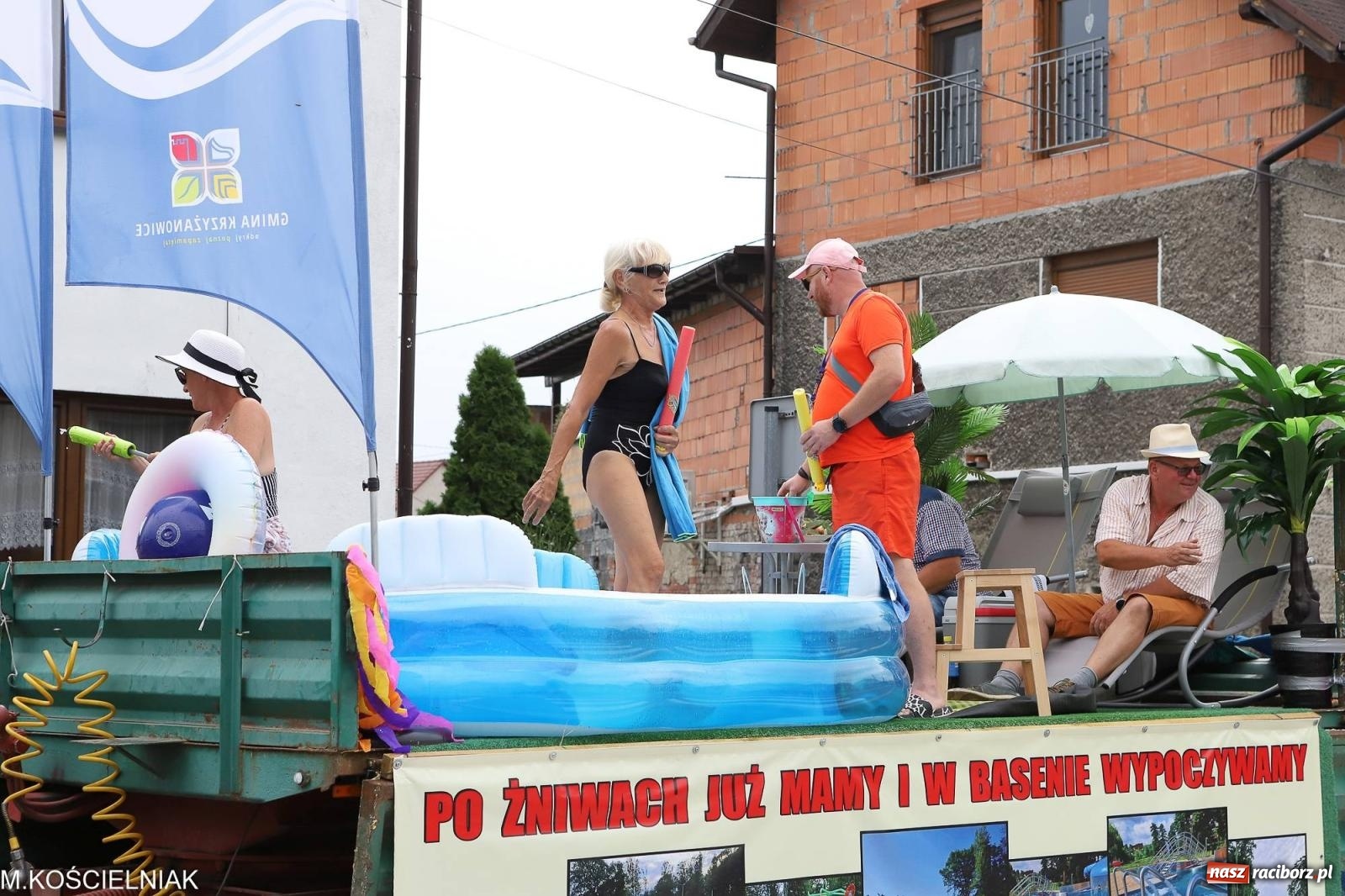 Zdjęcie w galerii na portalu naszraciborz.pl: Dożynki w Krzyżanowicach. Po co nam dalekie kraje jak nasz basen to Hawaje wiadomości z regionu