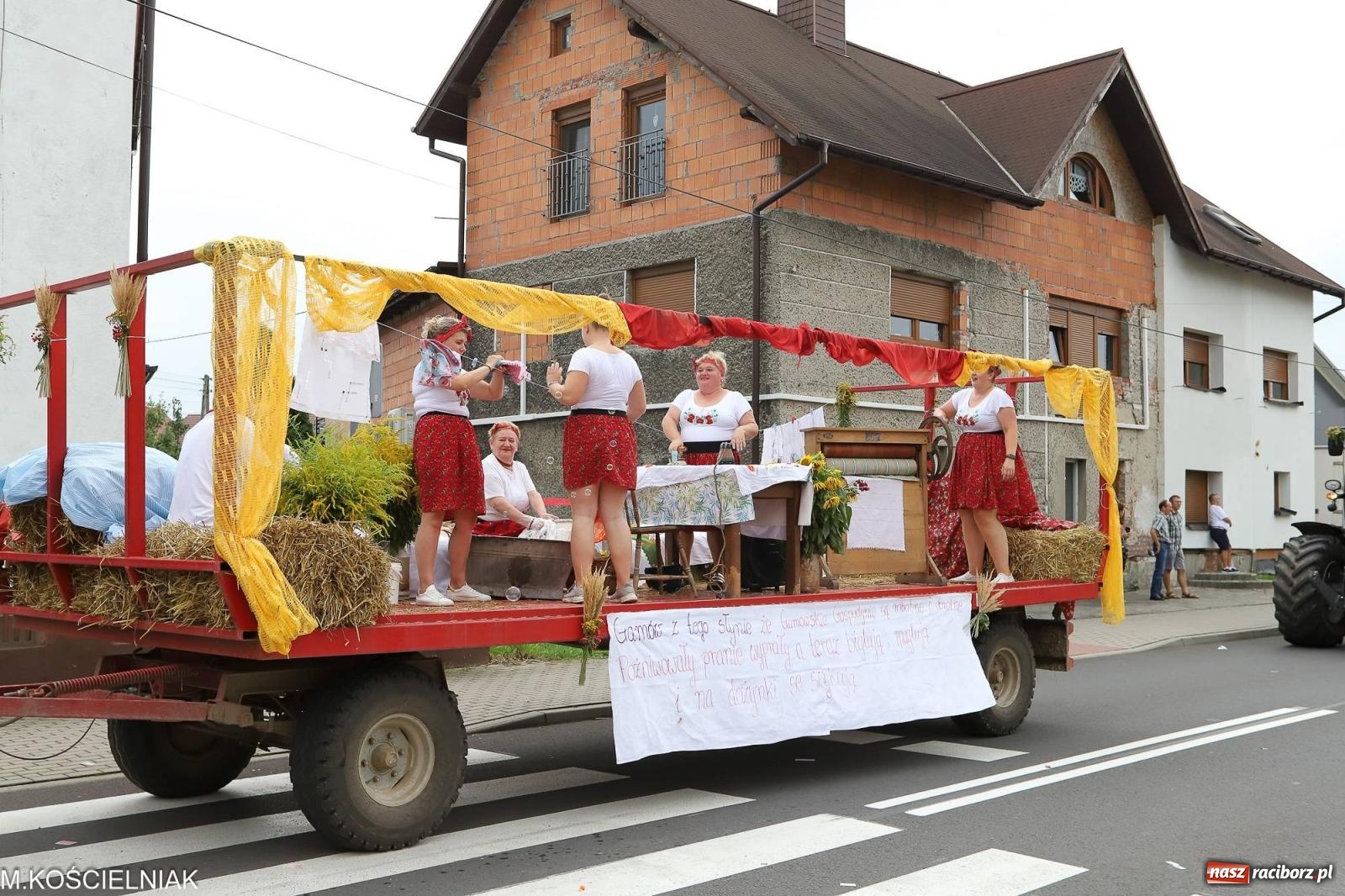 Zdjęcie w galerii na portalu naszraciborz.pl: Dożynki w Krzyżanowicach. Po co nam dalekie kraje jak nasz basen to Hawaje wiadomości z regionu