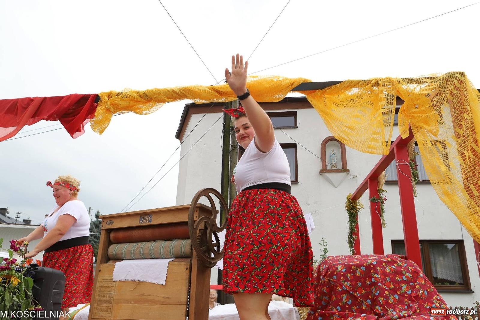 Zdjęcie w galerii na portalu naszraciborz.pl: Dożynki w Krzyżanowicach. Po co nam dalekie kraje jak nasz basen to Hawaje wiadomości z regionu