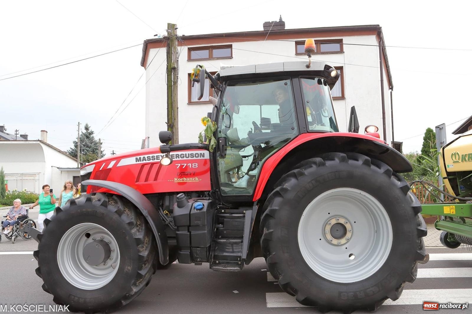Zdjęcie w galerii na portalu naszraciborz.pl: Dożynki w Krzyżanowicach. Po co nam dalekie kraje jak nasz basen to Hawaje wiadomości z regionu