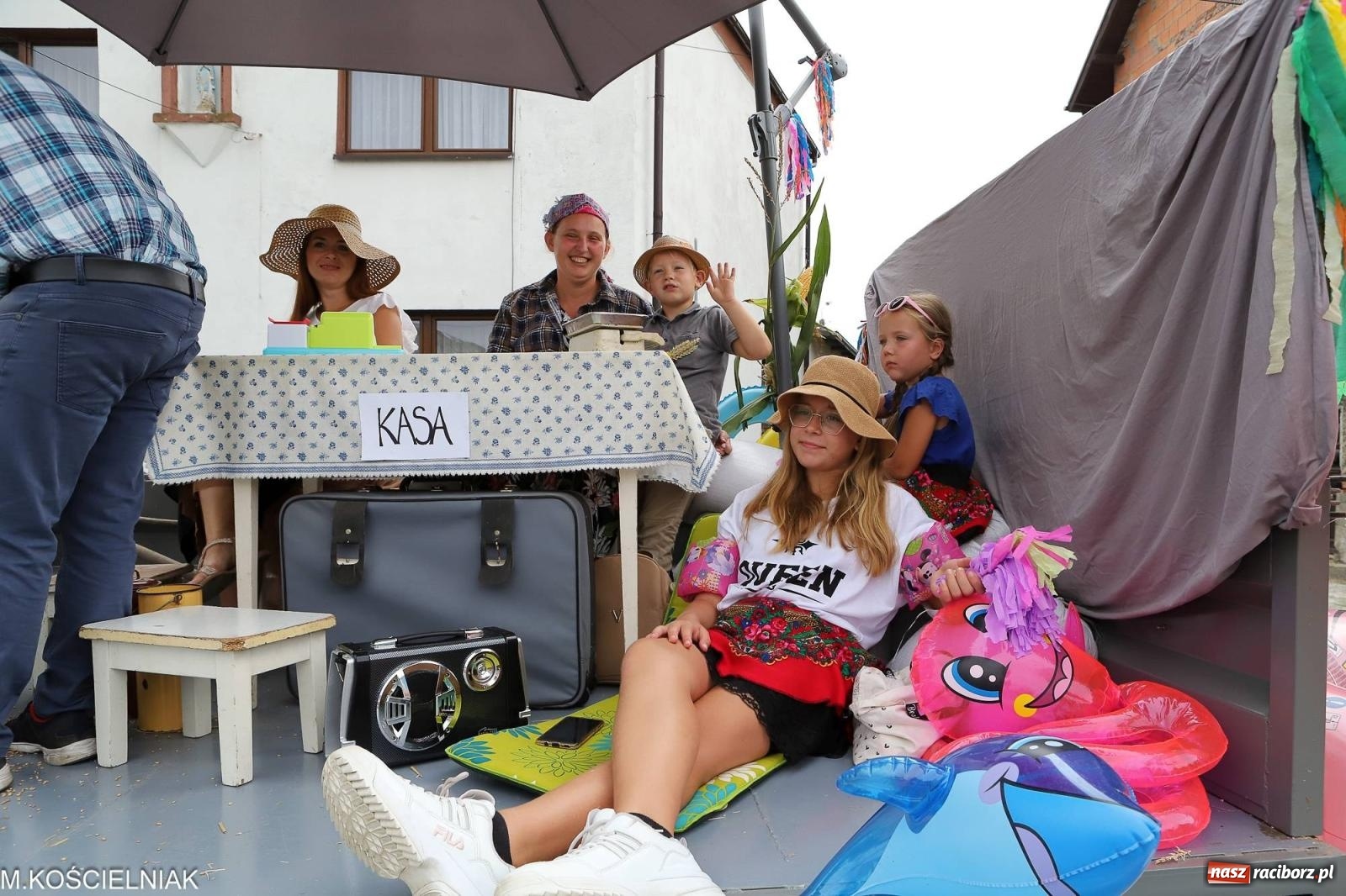 Zdjęcie w galerii na portalu naszraciborz.pl: Dożynki w Krzyżanowicach. Po co nam dalekie kraje jak nasz basen to Hawaje wiadomości z regionu