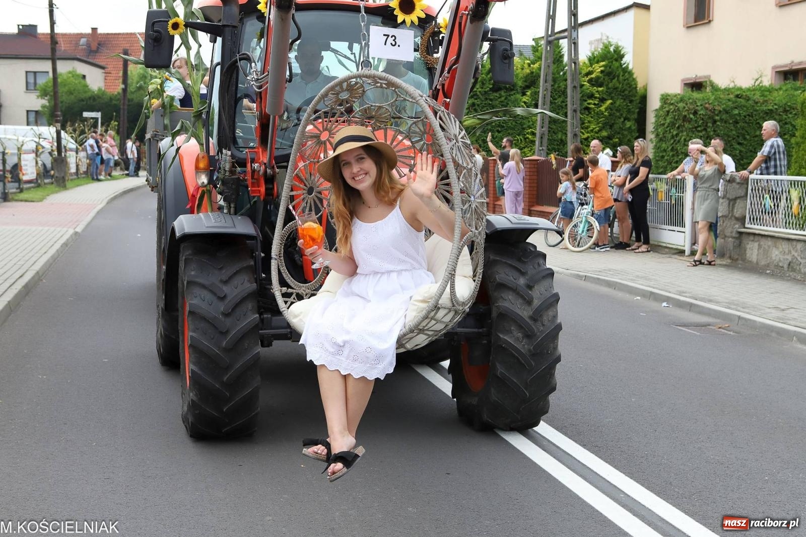Zdjęcie w galerii na portalu naszraciborz.pl: Dożynki w Krzyżanowicach. Po co nam dalekie kraje jak nasz basen to Hawaje wiadomości z regionu