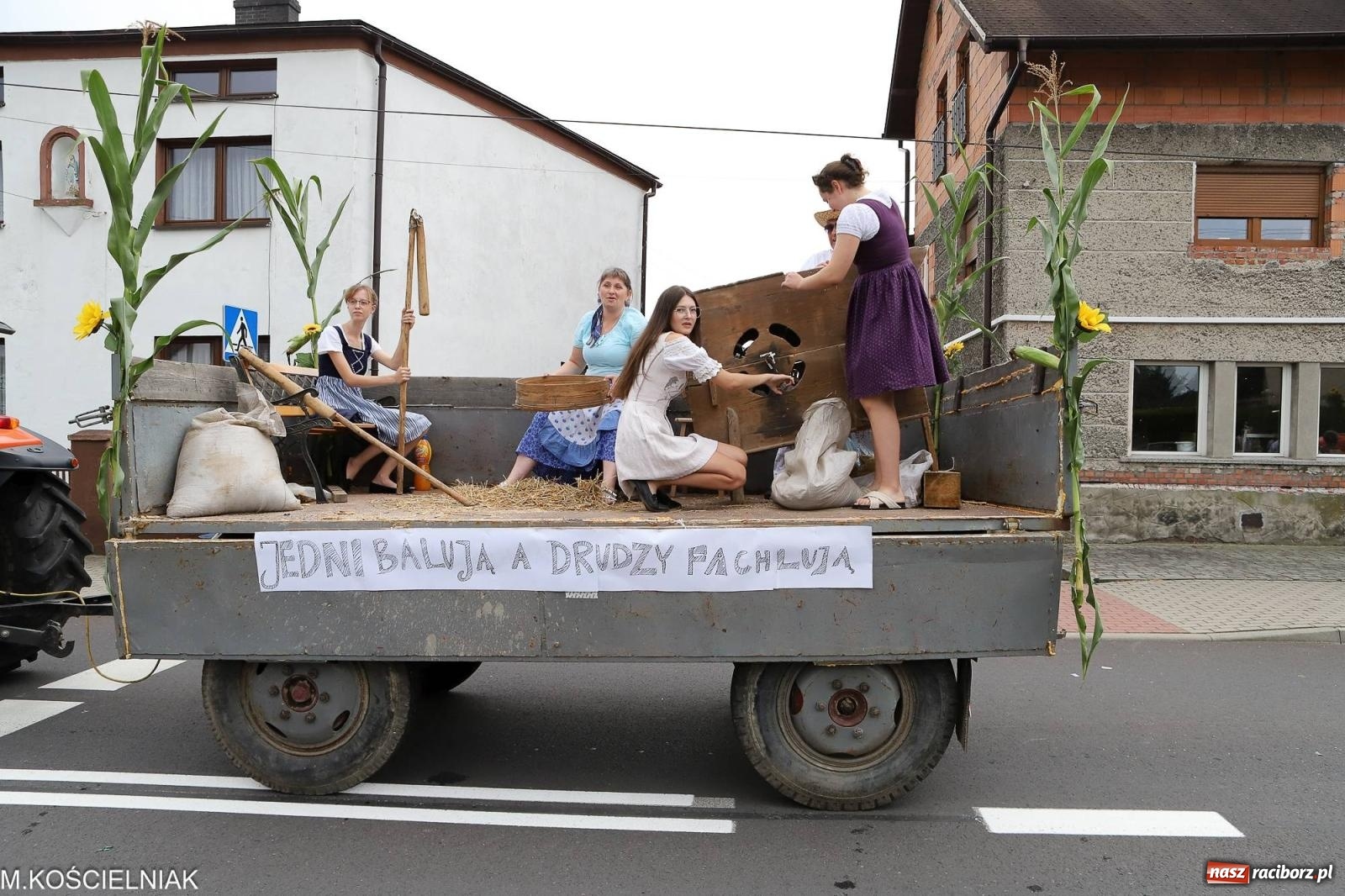 Zdjęcie w galerii na portalu naszraciborz.pl: Dożynki w Krzyżanowicach. Po co nam dalekie kraje jak nasz basen to Hawaje wiadomości z regionu