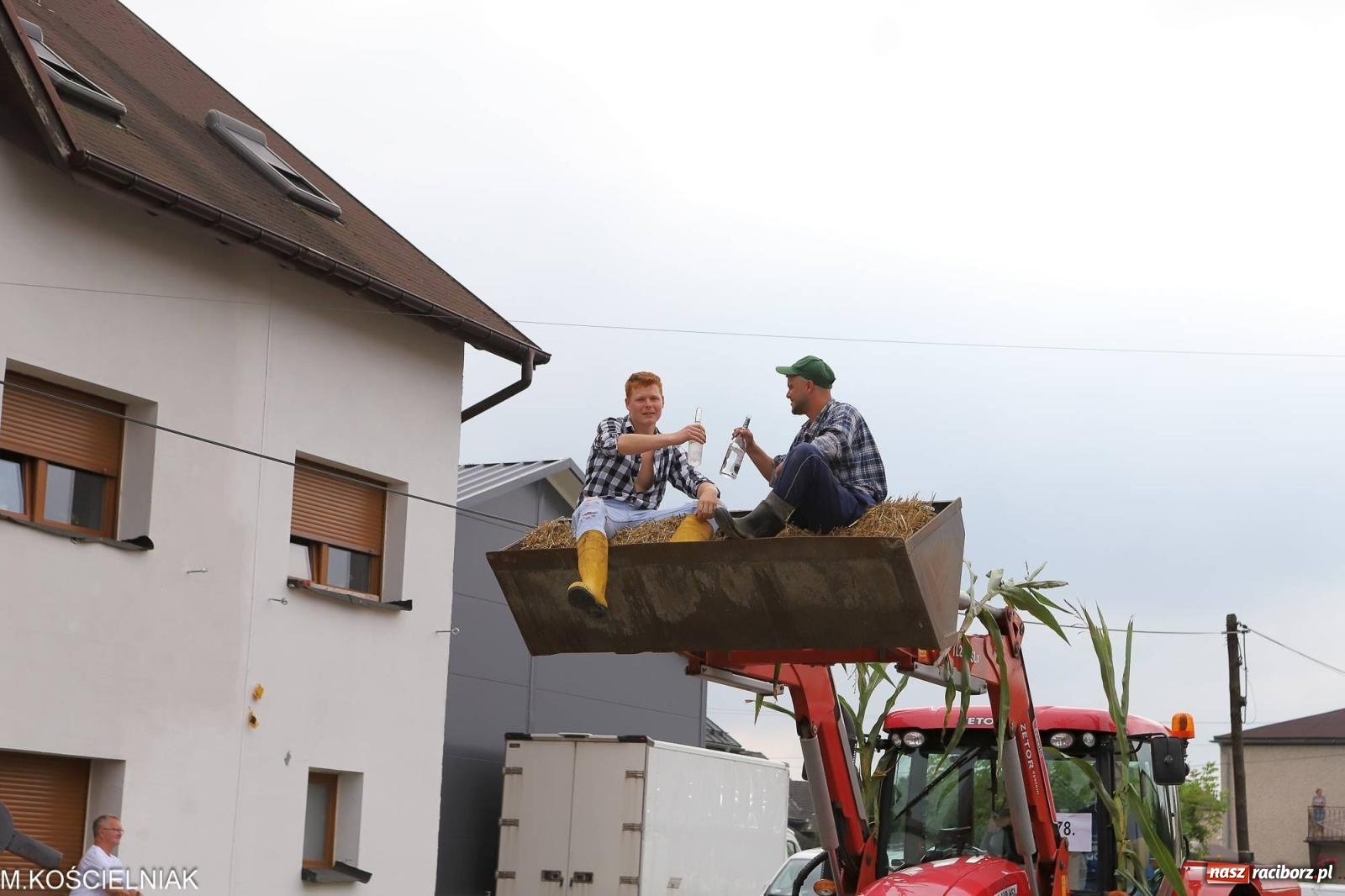 Zdjęcie w galerii na portalu naszraciborz.pl: Dożynki w Krzyżanowicach. Po co nam dalekie kraje jak nasz basen to Hawaje wiadomości z regionu