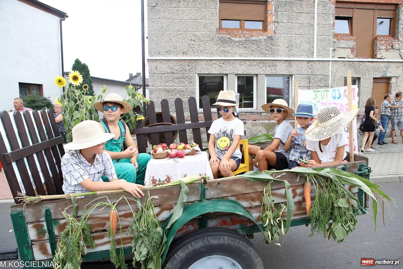 Zdjęcie w galerii na portalu naszraciborz.pl: Dożynki w Krzyżanowicach. Po co nam dalekie kraje jak nasz basen to Hawaje wiadomości z regionu