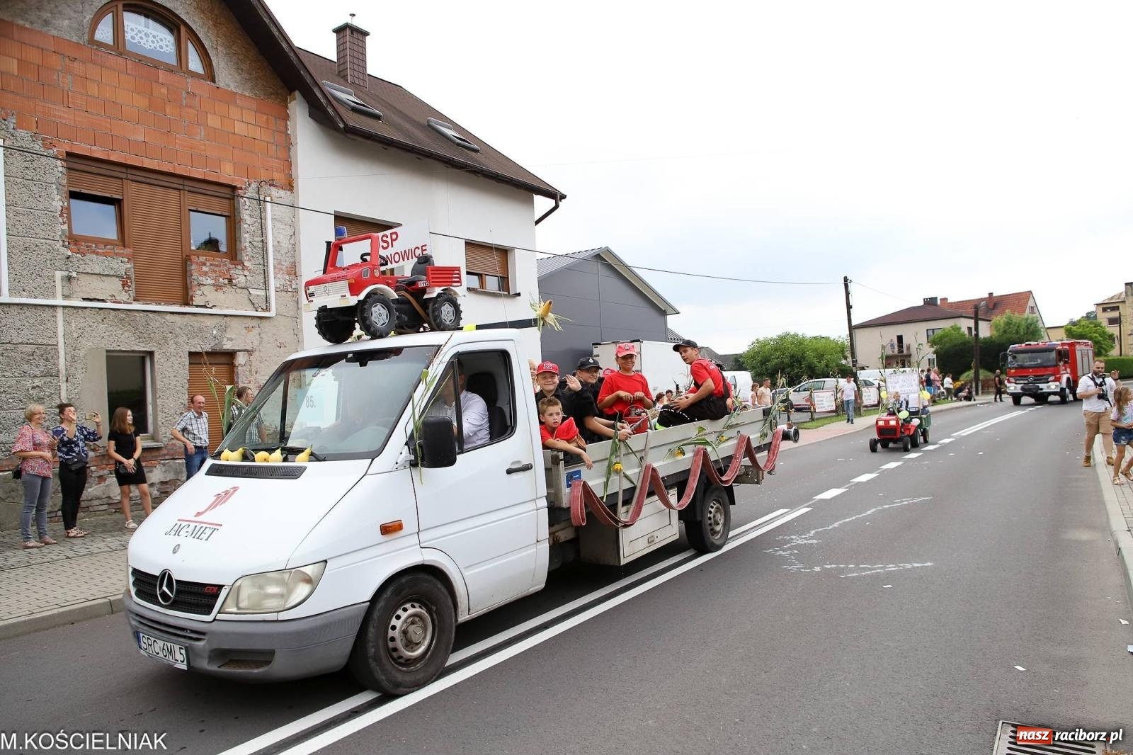 Zdjęcie w galerii na portalu naszraciborz.pl: Dożynki w Krzyżanowicach. Po co nam dalekie kraje jak nasz basen to Hawaje wiadomości z regionu