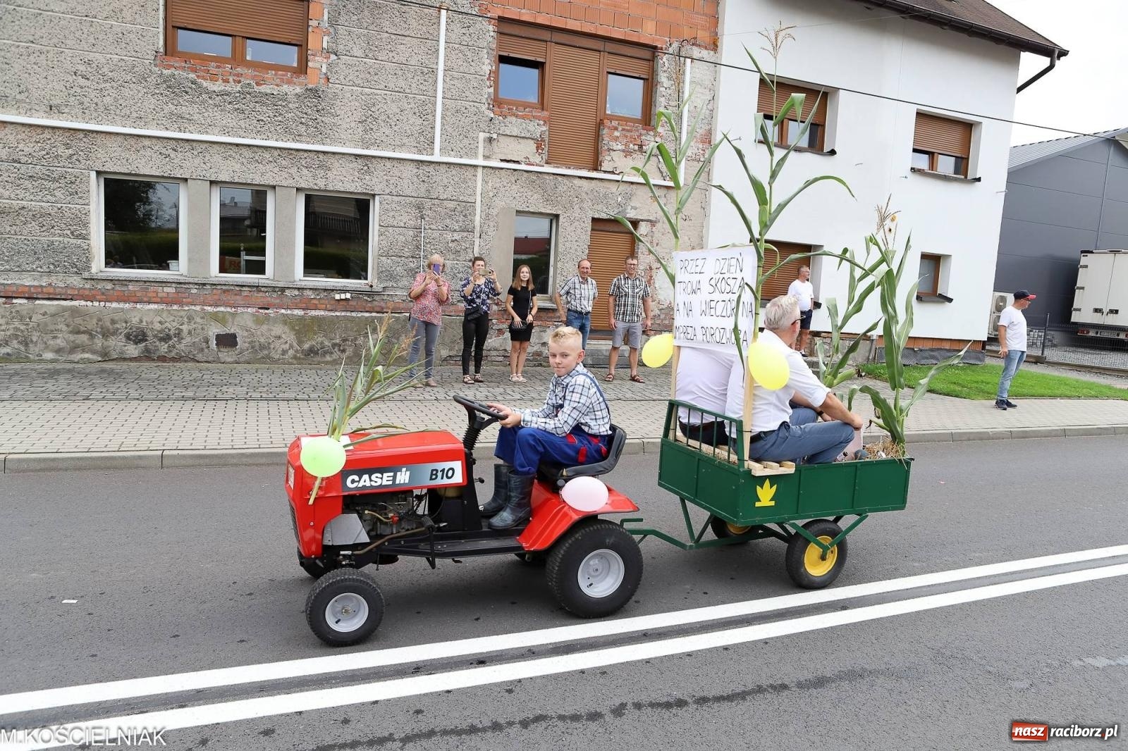 Zdjęcie w galerii na portalu naszraciborz.pl: Dożynki w Krzyżanowicach. Po co nam dalekie kraje jak nasz basen to Hawaje wiadomości z regionu