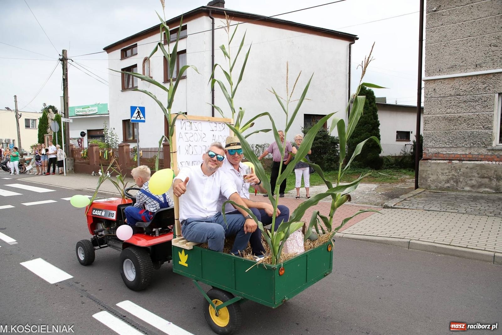 Zdjęcie w galerii na portalu naszraciborz.pl: Dożynki w Krzyżanowicach. Po co nam dalekie kraje jak nasz basen to Hawaje wiadomości z regionu