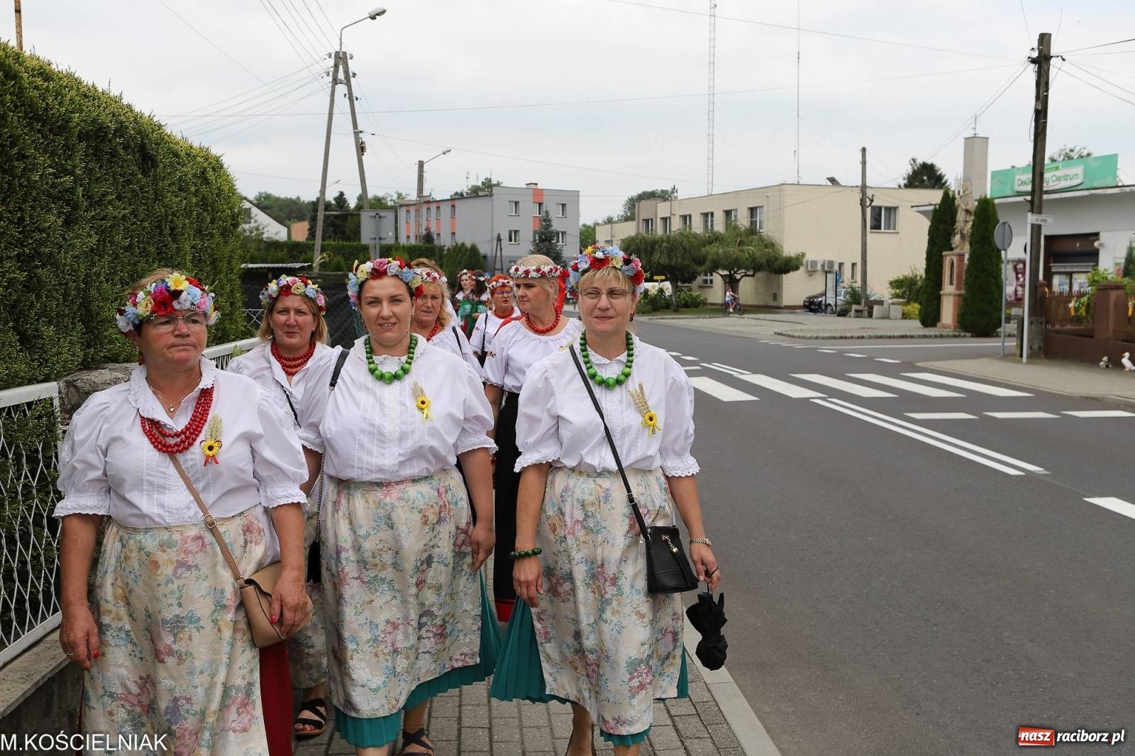 Zdjęcie w galerii na portalu naszraciborz.pl: Dożynki w Krzyżanowicach. Po co nam dalekie kraje jak nasz basen to Hawaje wiadomości z regionu