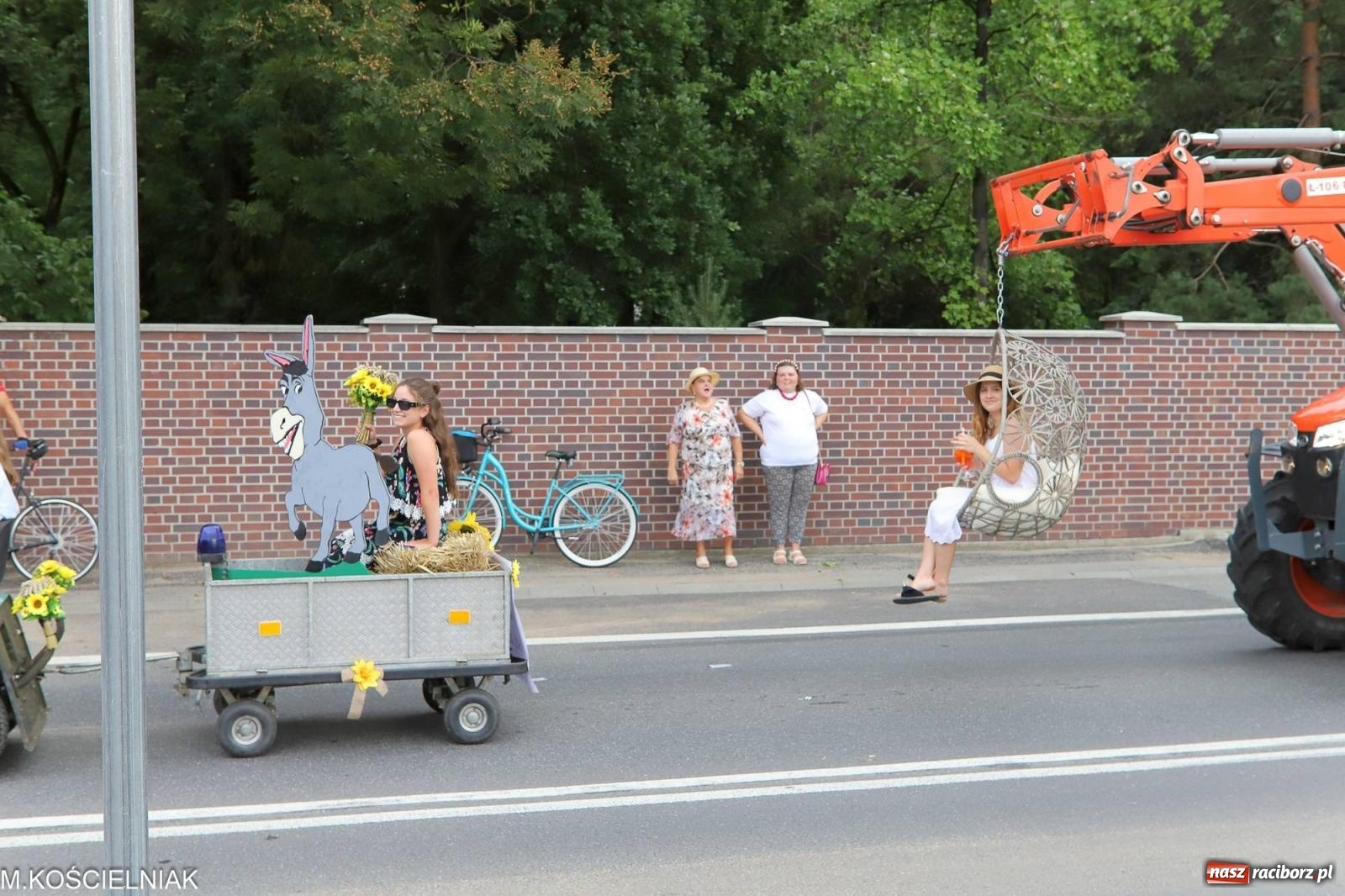 Zdjęcie w galerii na portalu naszraciborz.pl: Dożynki w Krzyżanowicach. Po co nam dalekie kraje jak nasz basen to Hawaje wiadomości z regionu