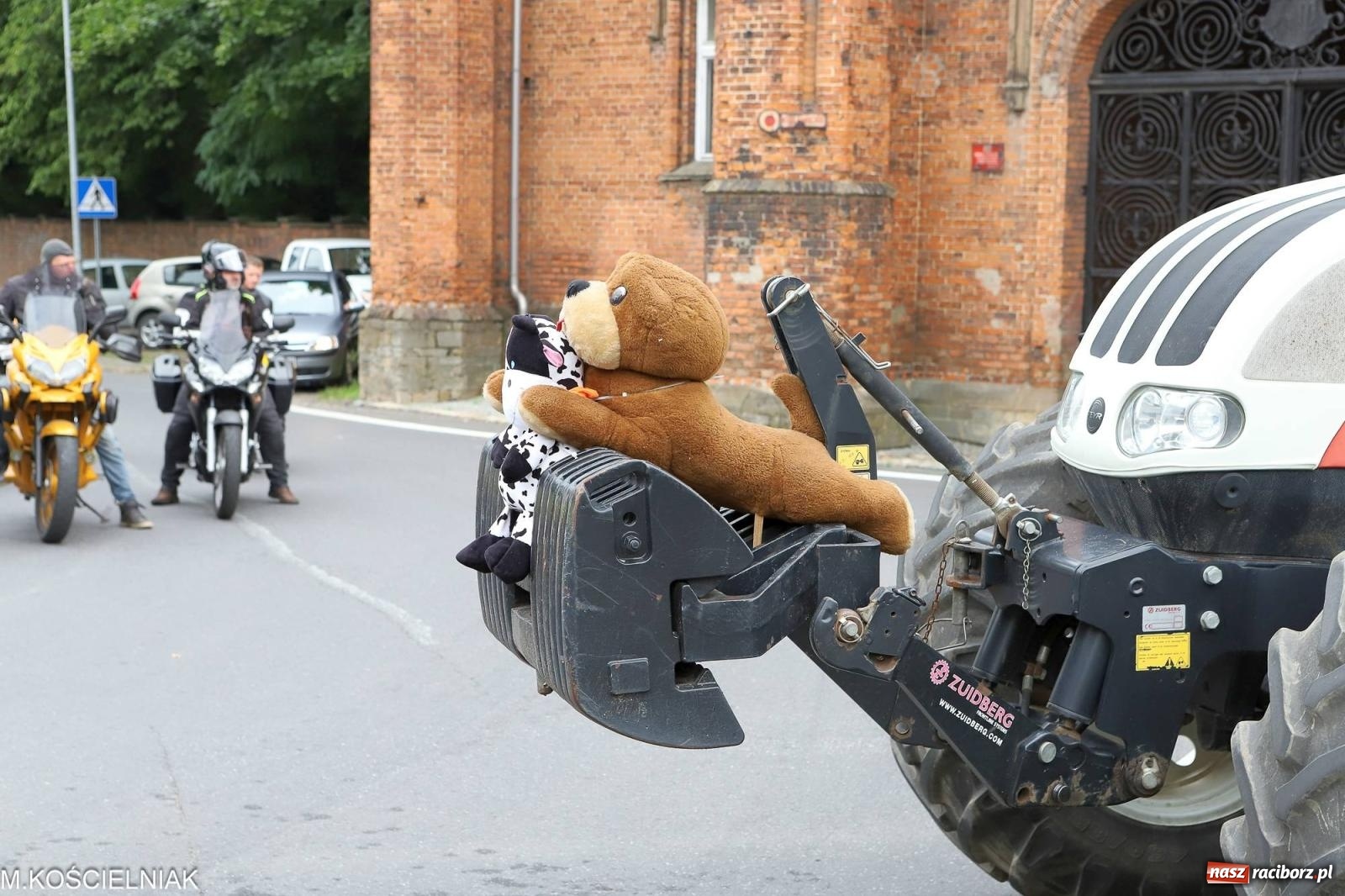 Zdjęcie w galerii na portalu naszraciborz.pl: Dożynki w Krzyżanowicach. Po co nam dalekie kraje jak nasz basen to Hawaje wiadomości z regionu