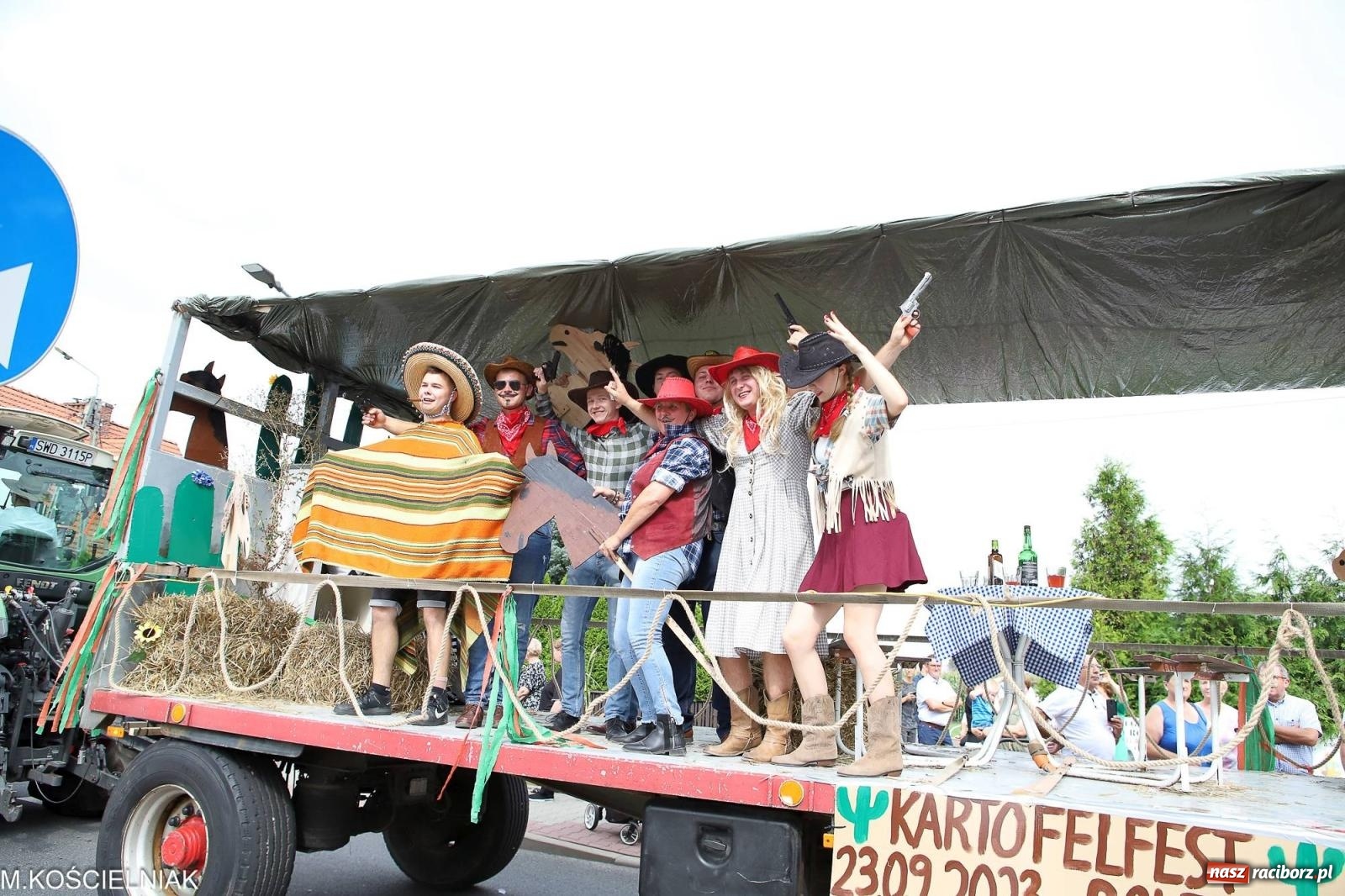 Zdjęcie w galerii na portalu naszraciborz.pl: Dożynki w Krzyżanowicach. Po co nam dalekie kraje jak nasz basen to Hawaje wiadomości z regionu