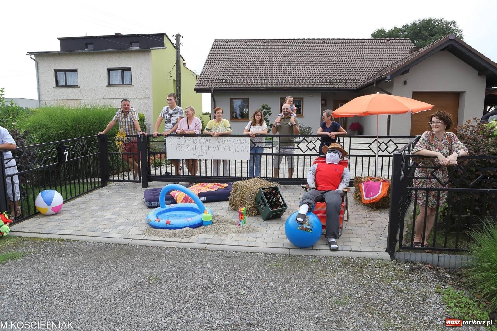 Zdjęcie w galerii na portalu naszraciborz.pl: Dożynki w Krzyżanowicach. Po co nam dalekie kraje jak nasz basen to Hawaje wiadomości z regionu