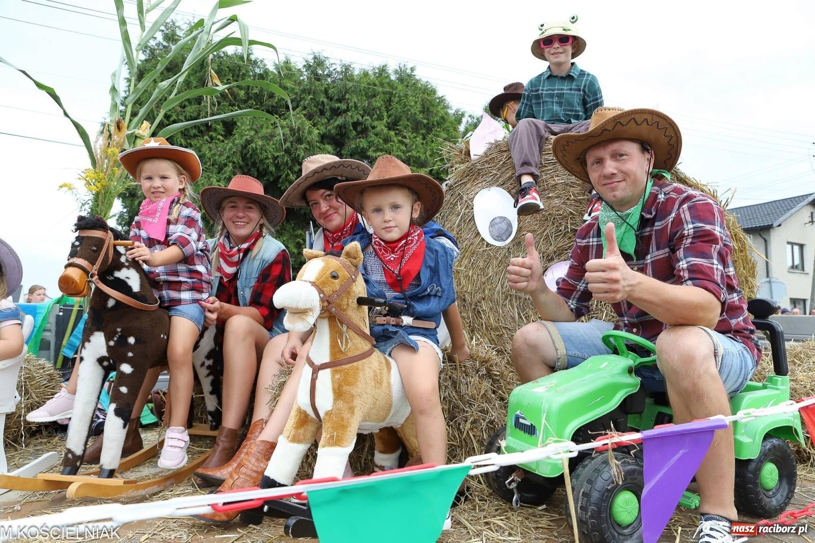 Zdjęcie w galerii na portalu naszraciborz.pl: Dożynki w Krzyżanowicach. Po co nam dalekie kraje jak nasz basen to Hawaje wiadomości z regionu