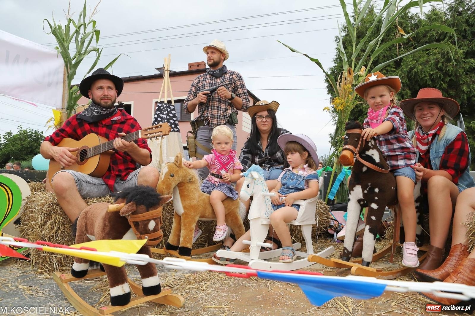 Zdjęcie w galerii na portalu naszraciborz.pl: Dożynki w Krzyżanowicach. Po co nam dalekie kraje jak nasz basen to Hawaje wiadomości z regionu