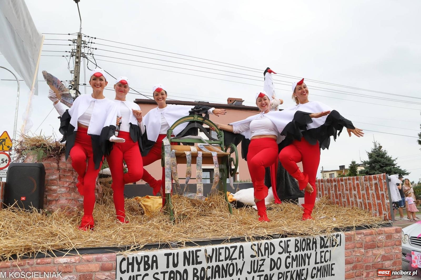 Zdjęcie w galerii na portalu naszraciborz.pl: Dożynki w Krzyżanowicach. Po co nam dalekie kraje jak nasz basen to Hawaje wiadomości z regionu