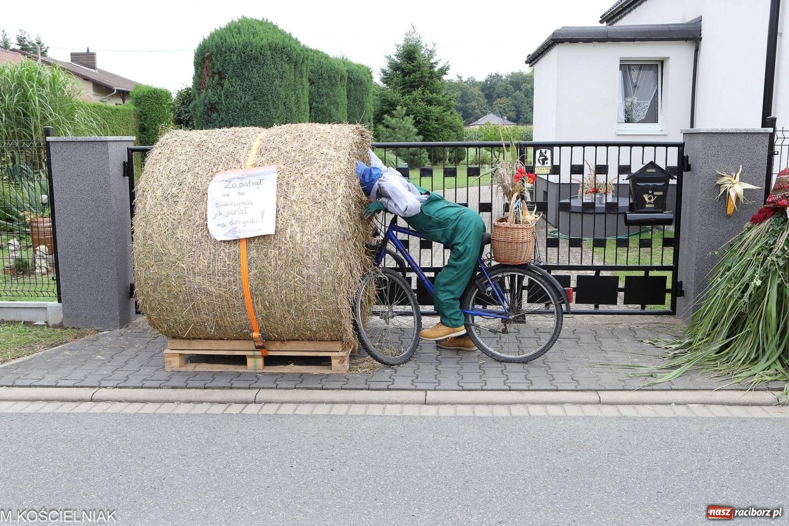 Zdjęcie w galerii na portalu naszraciborz.pl: Dożynki w Krzyżanowicach. Po co nam dalekie kraje jak nasz basen to Hawaje wiadomości z regionu
