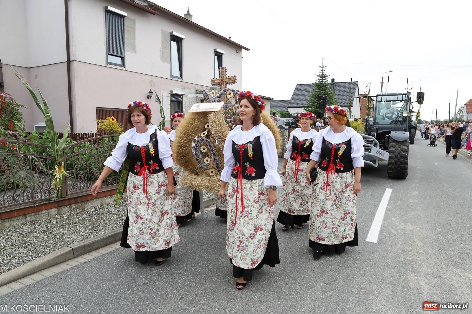 Zdjęcie w galerii na portalu naszraciborz.pl: Dożynki w Krzyżanowicach. Po co nam dalekie kraje jak nasz basen to Hawaje wiadomości z regionu
