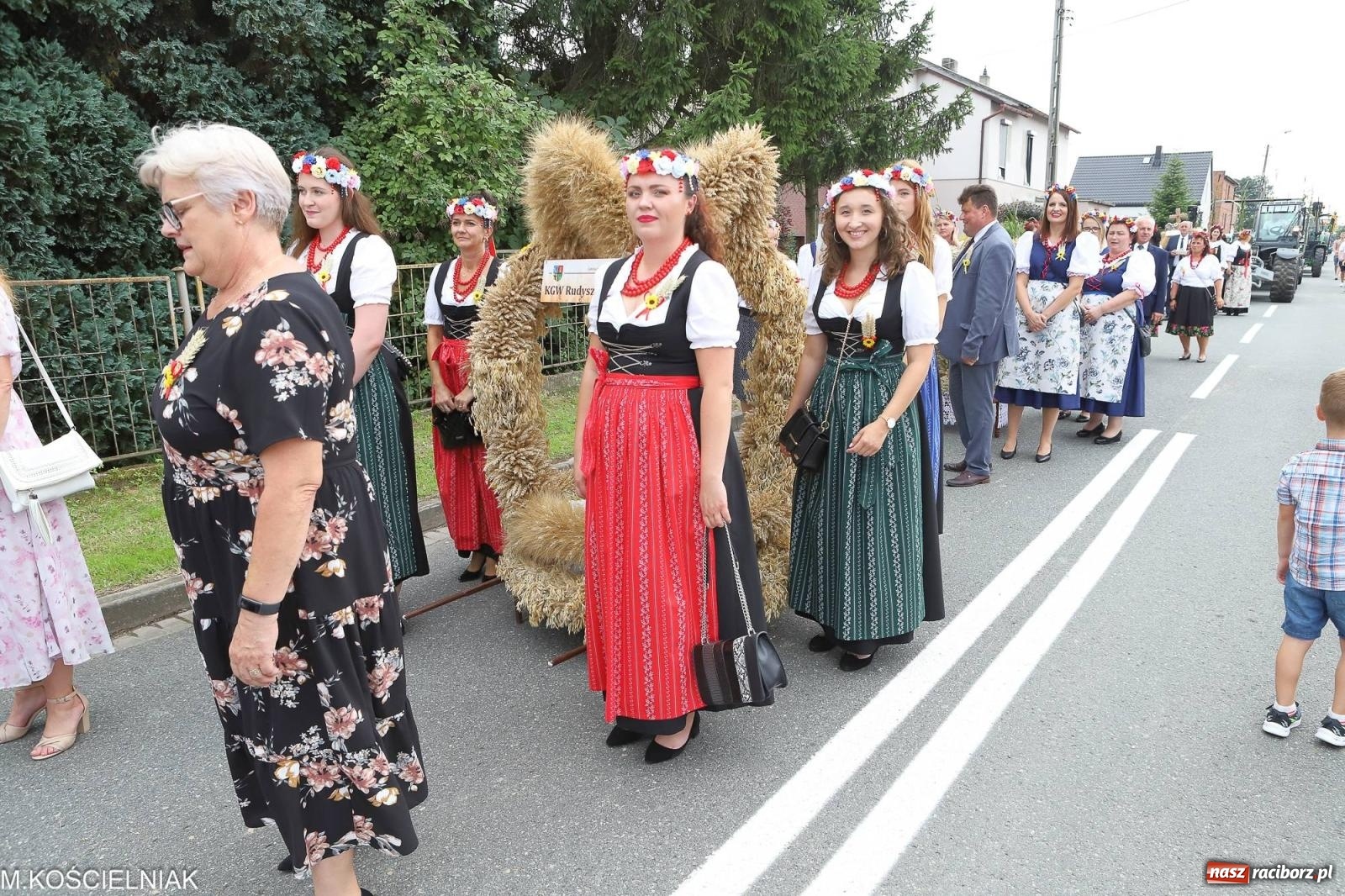 Zdjęcie w galerii na portalu naszraciborz.pl: Dożynki w Krzyżanowicach. Po co nam dalekie kraje jak nasz basen to Hawaje wiadomości z regionu
