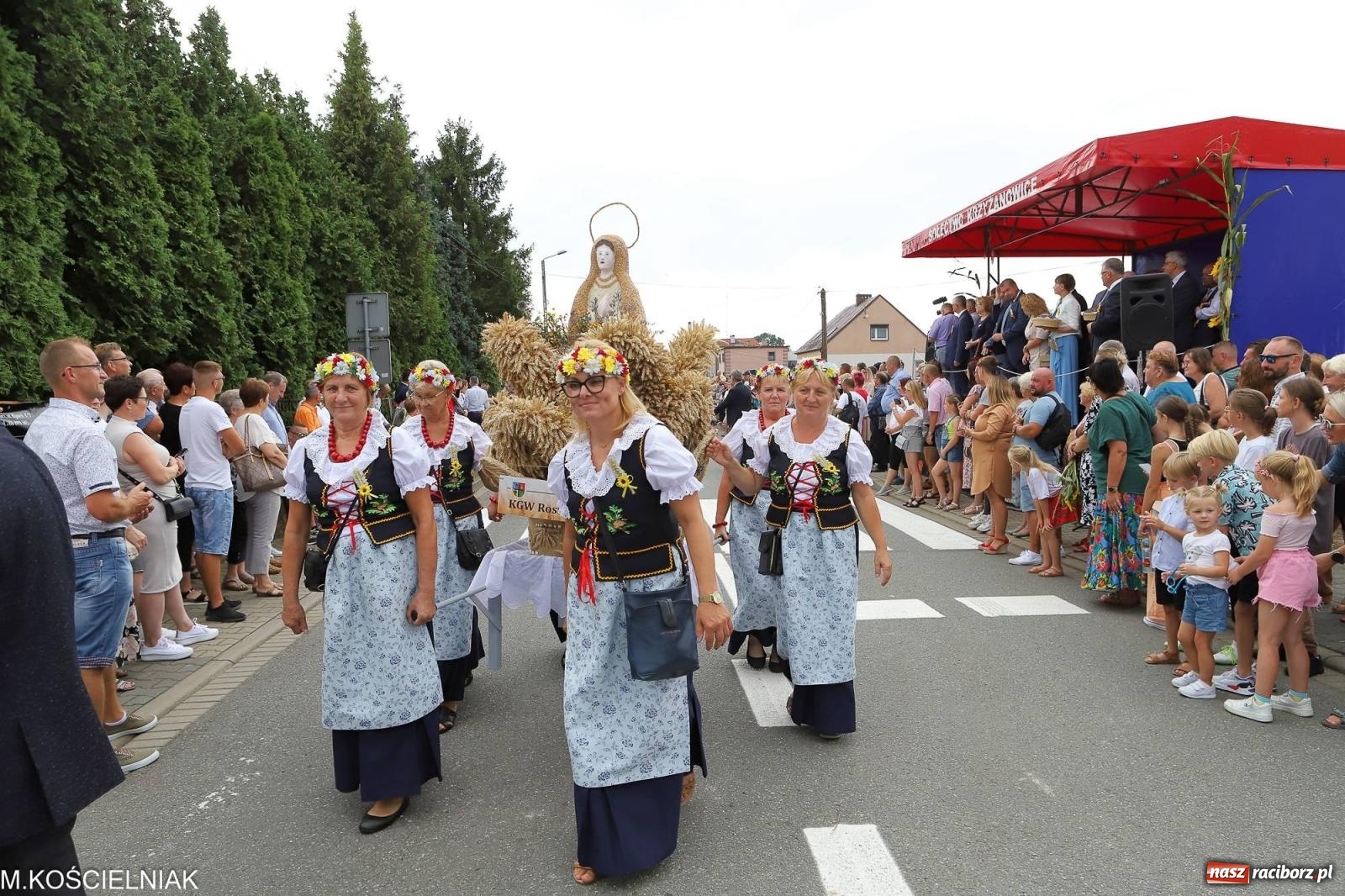 Zdjęcie w galerii na portalu naszraciborz.pl: Dożynki w Krzyżanowicach. Po co nam dalekie kraje jak nasz basen to Hawaje wiadomości z regionu