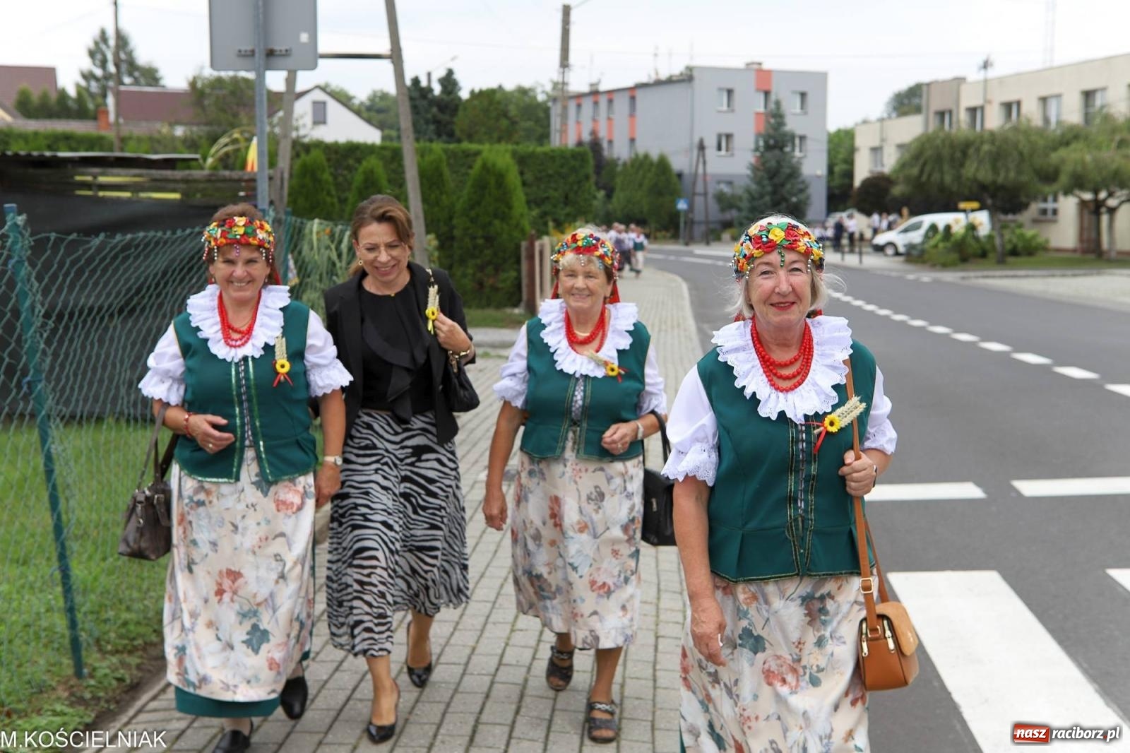 Zdjęcie w galerii na portalu naszraciborz.pl: Dożynki w Krzyżanowicach. Po co nam dalekie kraje jak nasz basen to Hawaje wiadomości z regionu