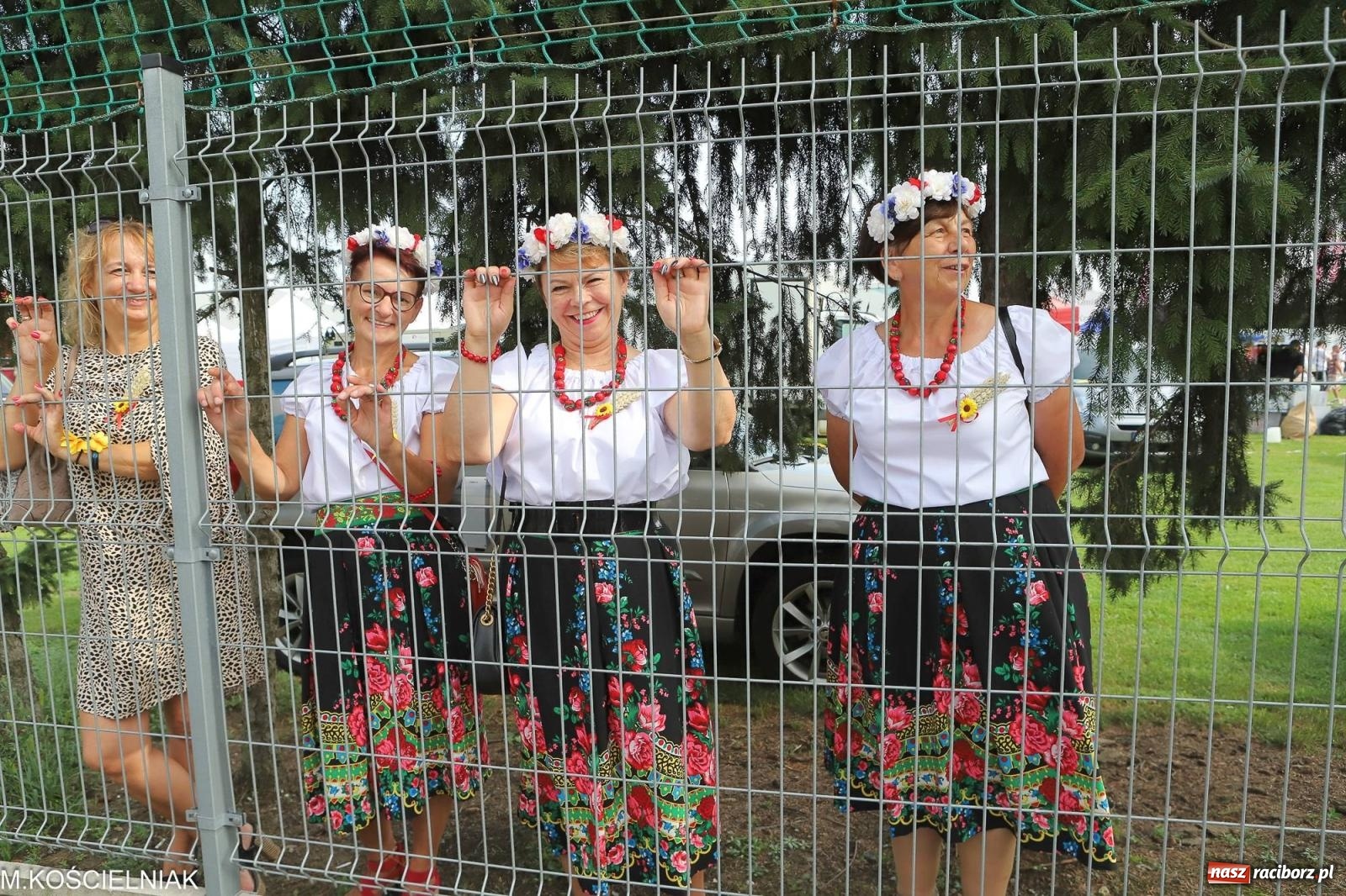 Zdjęcie w galerii na portalu naszraciborz.pl: Dożynki w Krzyżanowicach. Po co nam dalekie kraje jak nasz basen to Hawaje wiadomości z regionu
