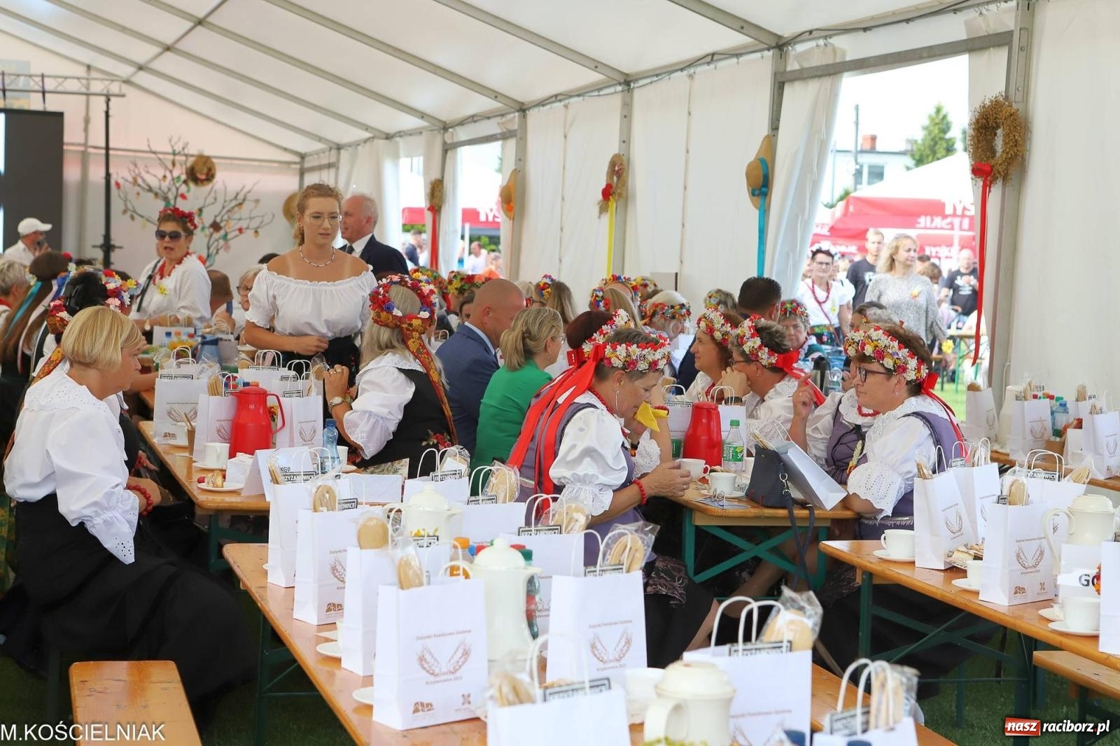 Zdjęcie w galerii na portalu naszraciborz.pl: Dożynki w Krzyżanowicach. Po co nam dalekie kraje jak nasz basen to Hawaje wiadomości z regionu