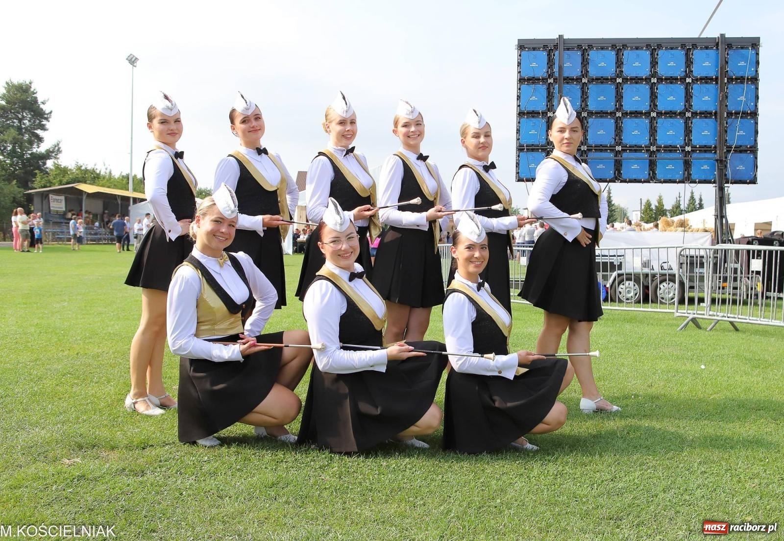 Zdjęcie w galerii na portalu naszraciborz.pl: Dożynki w Krzyżanowicach. Po co nam dalekie kraje jak nasz basen to Hawaje wiadomości z regionu