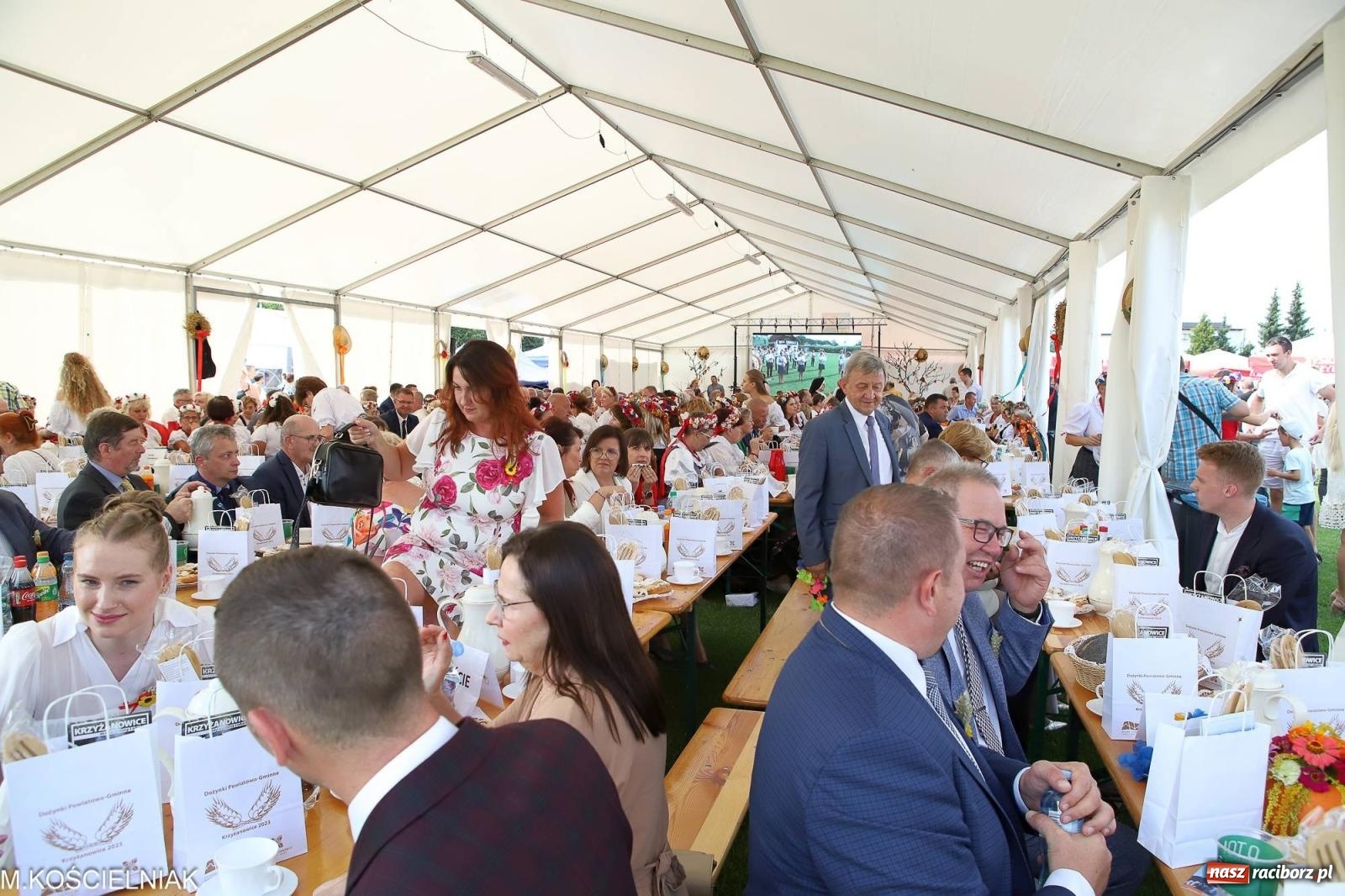 Zdjęcie w galerii na portalu naszraciborz.pl: Dożynki w Krzyżanowicach. Po co nam dalekie kraje jak nasz basen to Hawaje wiadomości z regionu