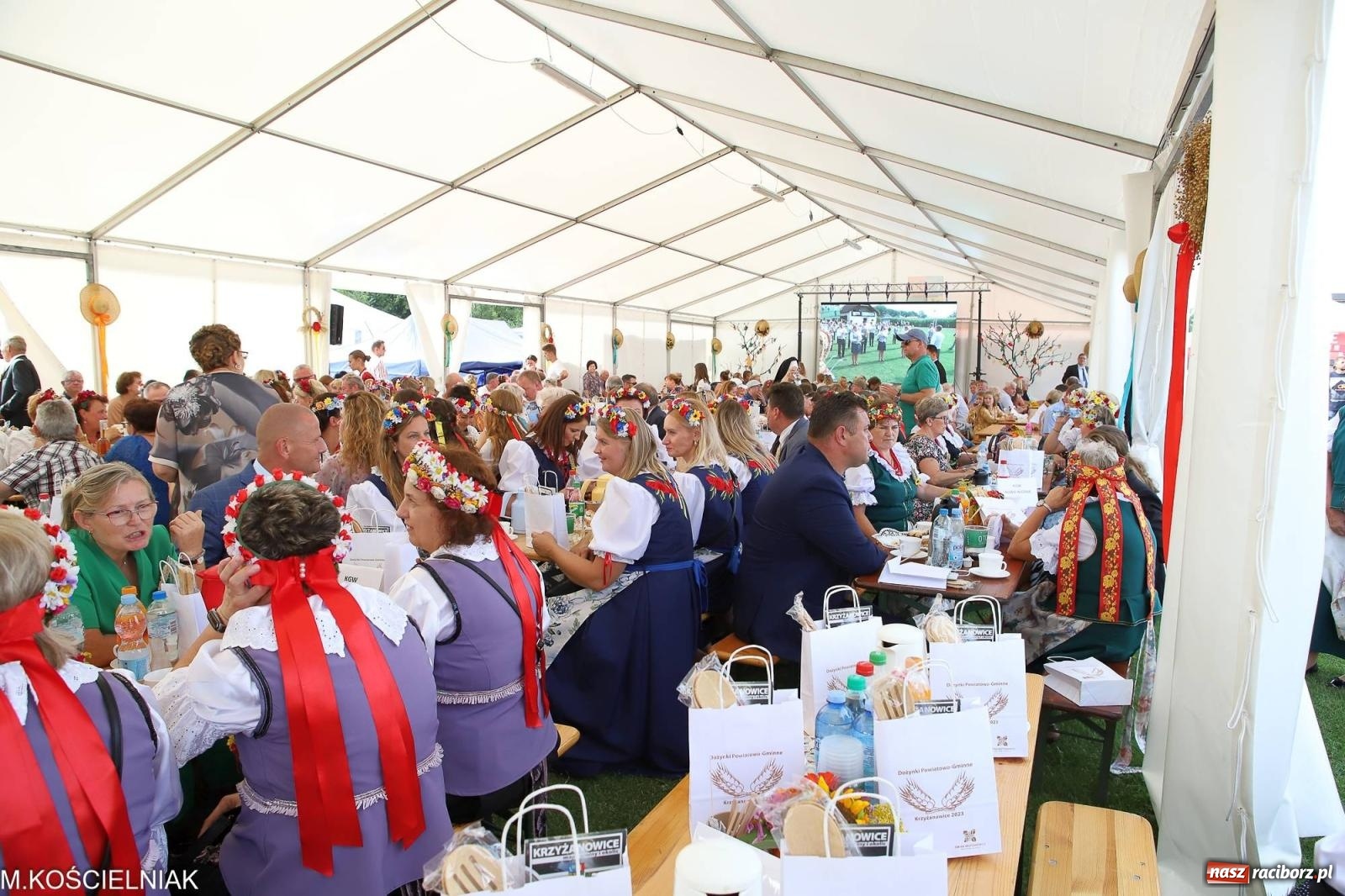 Zdjęcie w galerii na portalu naszraciborz.pl: Dożynki w Krzyżanowicach. Po co nam dalekie kraje jak nasz basen to Hawaje wiadomości z regionu