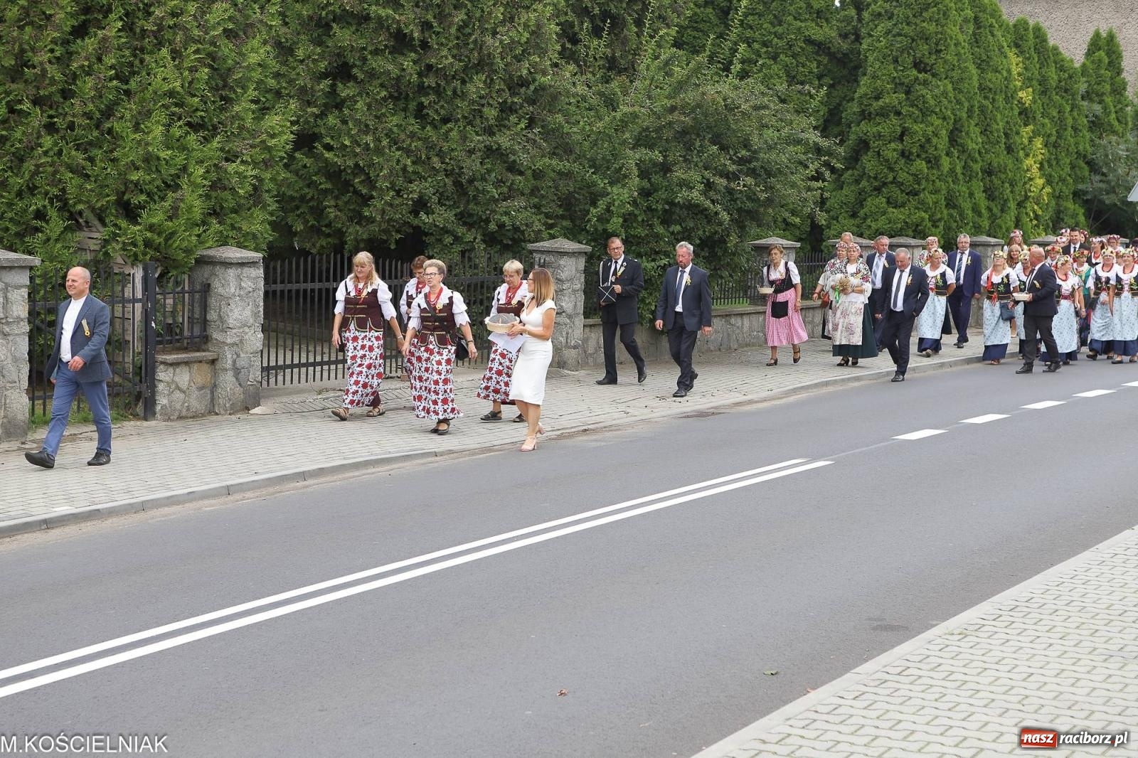 Zdjęcie w galerii na portalu naszraciborz.pl: Dożynki w Krzyżanowicach. Po co nam dalekie kraje jak nasz basen to Hawaje wiadomości z regionu