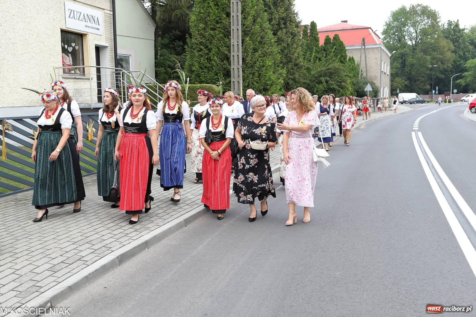 Zdjęcie w galerii na portalu naszraciborz.pl: Dożynki w Krzyżanowicach. Po co nam dalekie kraje jak nasz basen to Hawaje wiadomości z regionu