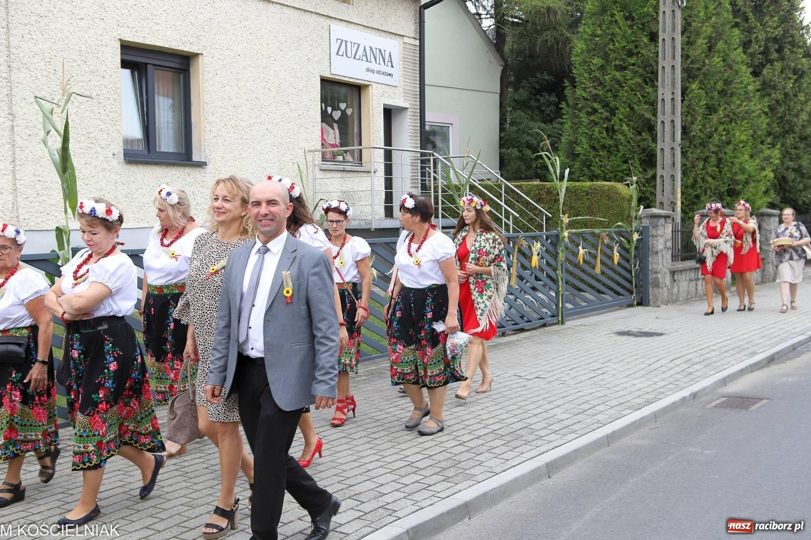 Zdjęcie w galerii na portalu naszraciborz.pl: Dożynki w Krzyżanowicach. Po co nam dalekie kraje jak nasz basen to Hawaje wiadomości z regionu