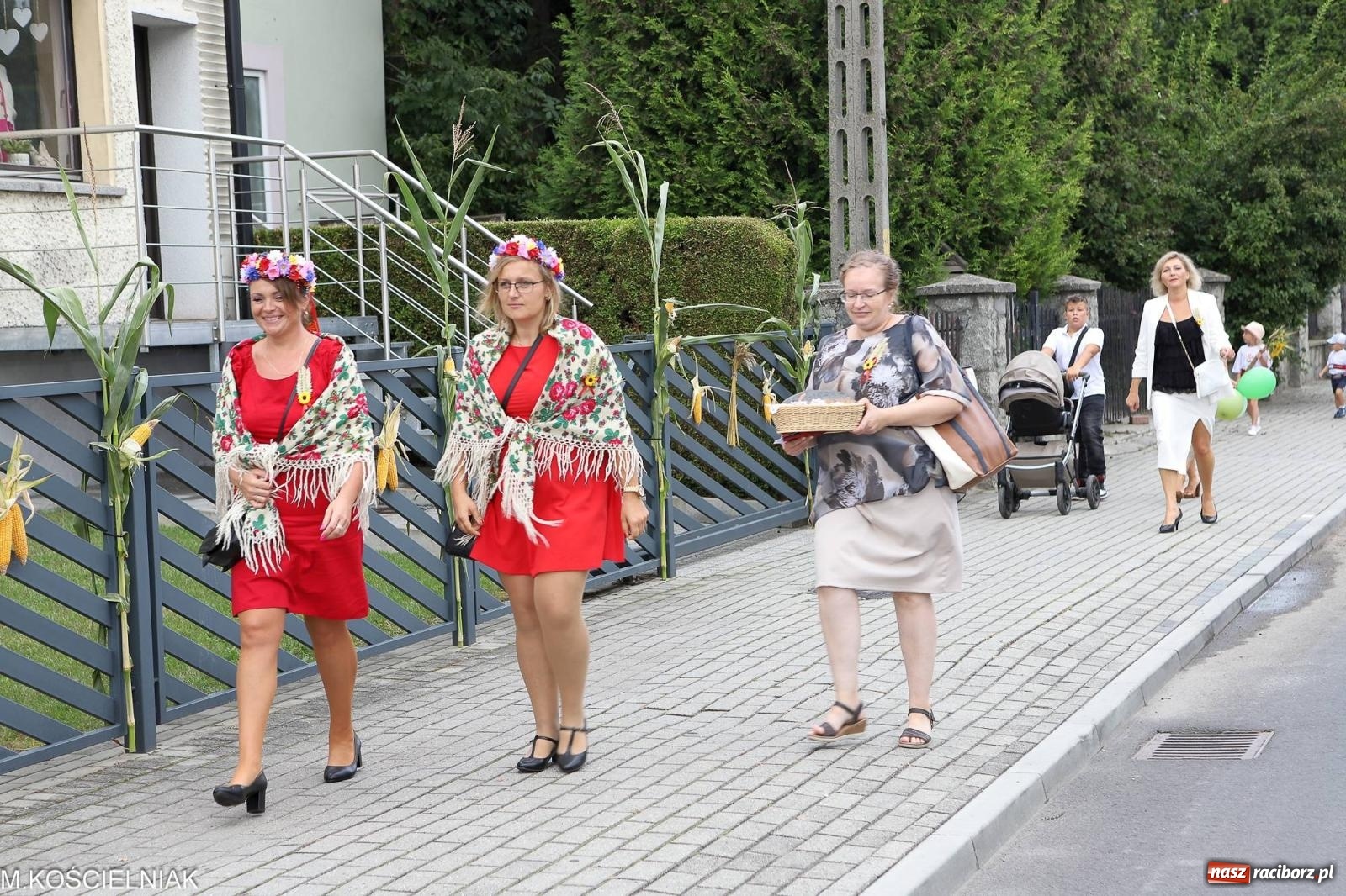 Zdjęcie w galerii na portalu naszraciborz.pl: Dożynki w Krzyżanowicach. Po co nam dalekie kraje jak nasz basen to Hawaje wiadomości z regionu