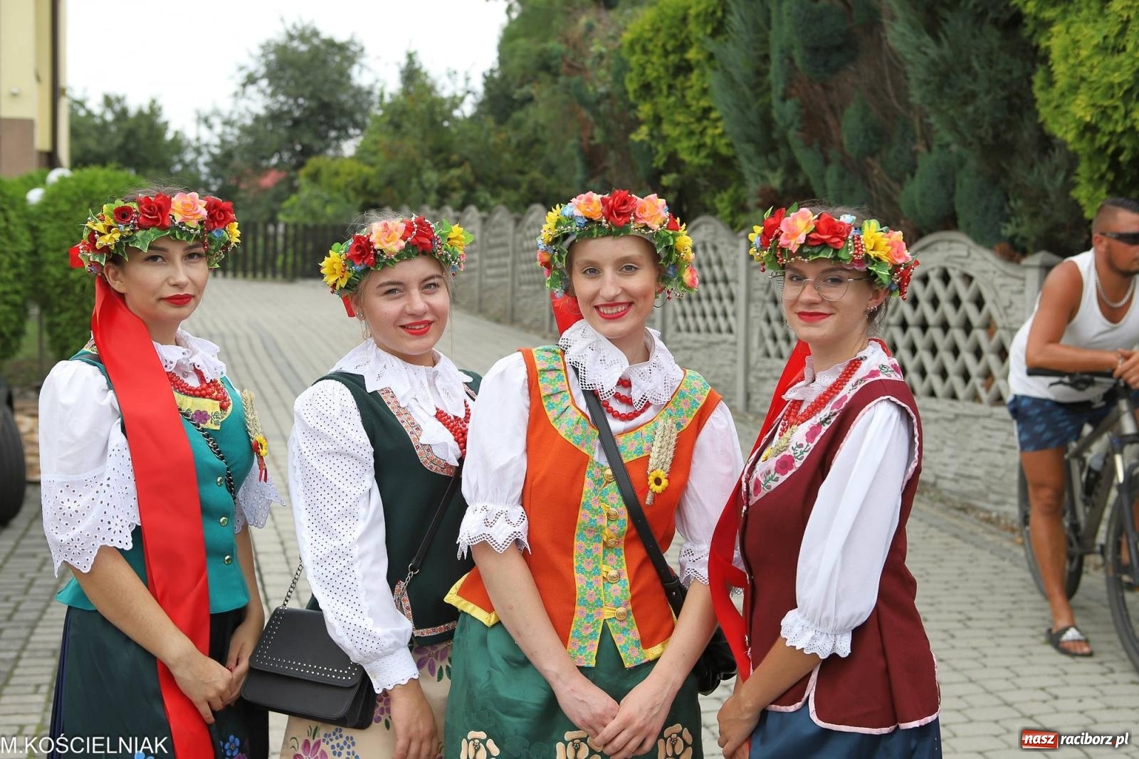 Zdjęcie w galerii na portalu naszraciborz.pl: Dożynki w Krzyżanowicach. Po co nam dalekie kraje jak nasz basen to Hawaje wiadomości z regionu
