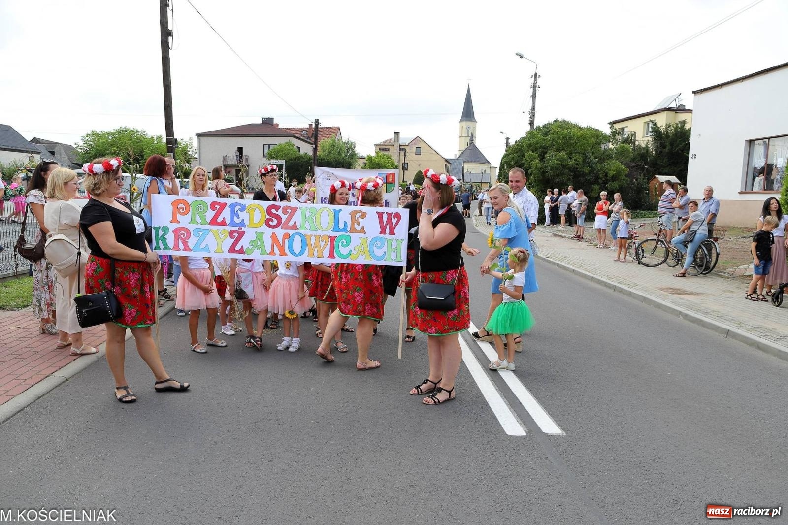 Zdjęcie w galerii na portalu naszraciborz.pl: Dożynki w Krzyżanowicach. Po co nam dalekie kraje jak nasz basen to Hawaje wiadomości z regionu