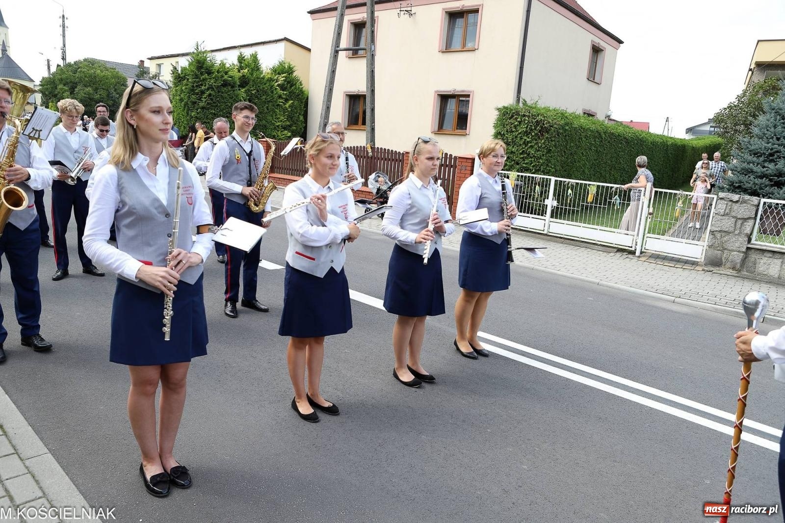 Zdjęcie w galerii na portalu naszraciborz.pl: Dożynki w Krzyżanowicach. Po co nam dalekie kraje jak nasz basen to Hawaje wiadomości z regionu