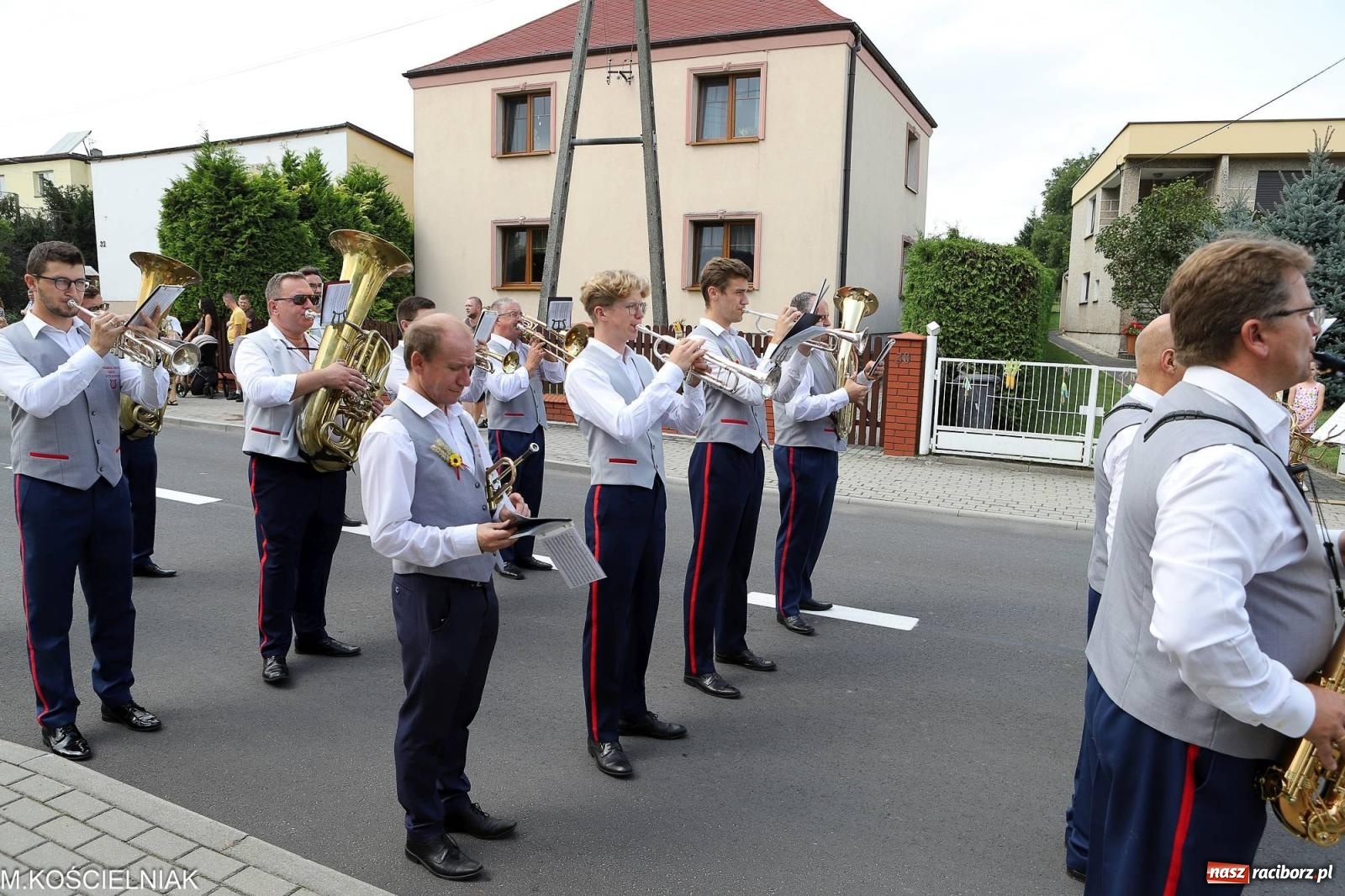 Zdjęcie w galerii na portalu naszraciborz.pl: Dożynki w Krzyżanowicach. Po co nam dalekie kraje jak nasz basen to Hawaje wiadomości z regionu