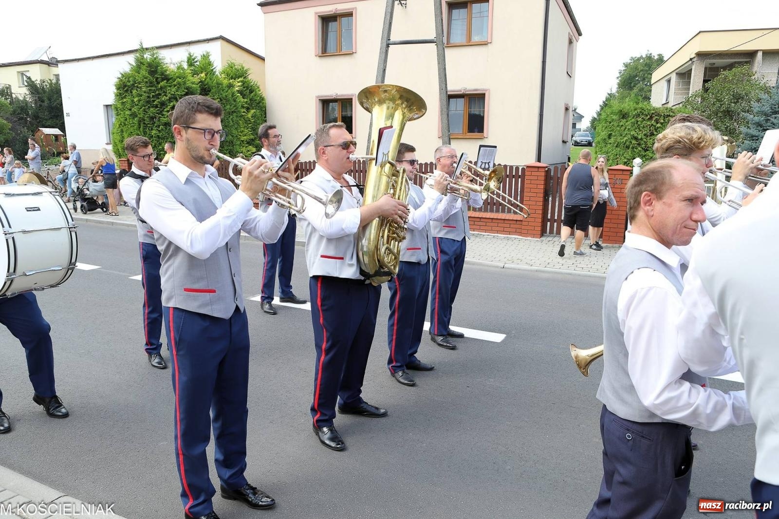 Zdjęcie w galerii na portalu naszraciborz.pl: Dożynki w Krzyżanowicach. Po co nam dalekie kraje jak nasz basen to Hawaje wiadomości z regionu