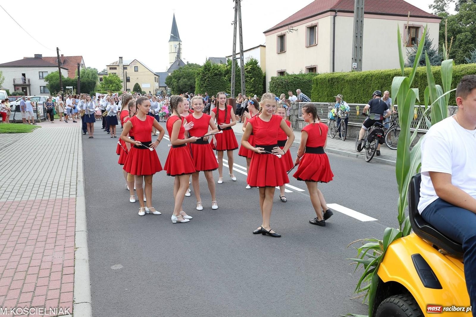Zdjęcie w galerii na portalu naszraciborz.pl: Dożynki w Krzyżanowicach. Po co nam dalekie kraje jak nasz basen to Hawaje wiadomości z regionu