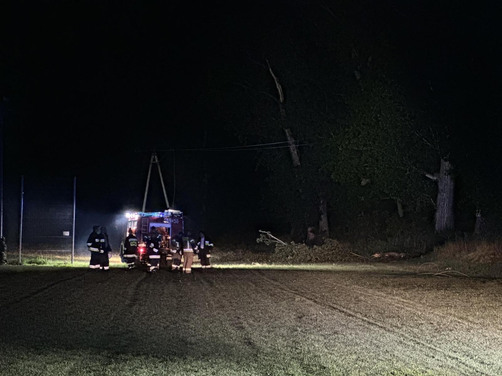 Zdjęcie w galerii na portalu naszraciborz.pl: Strażacy walczyli ze skutkami burzy. Egipskie ciemności w gminie Pietrowice Wielkie wiadomości z regionu