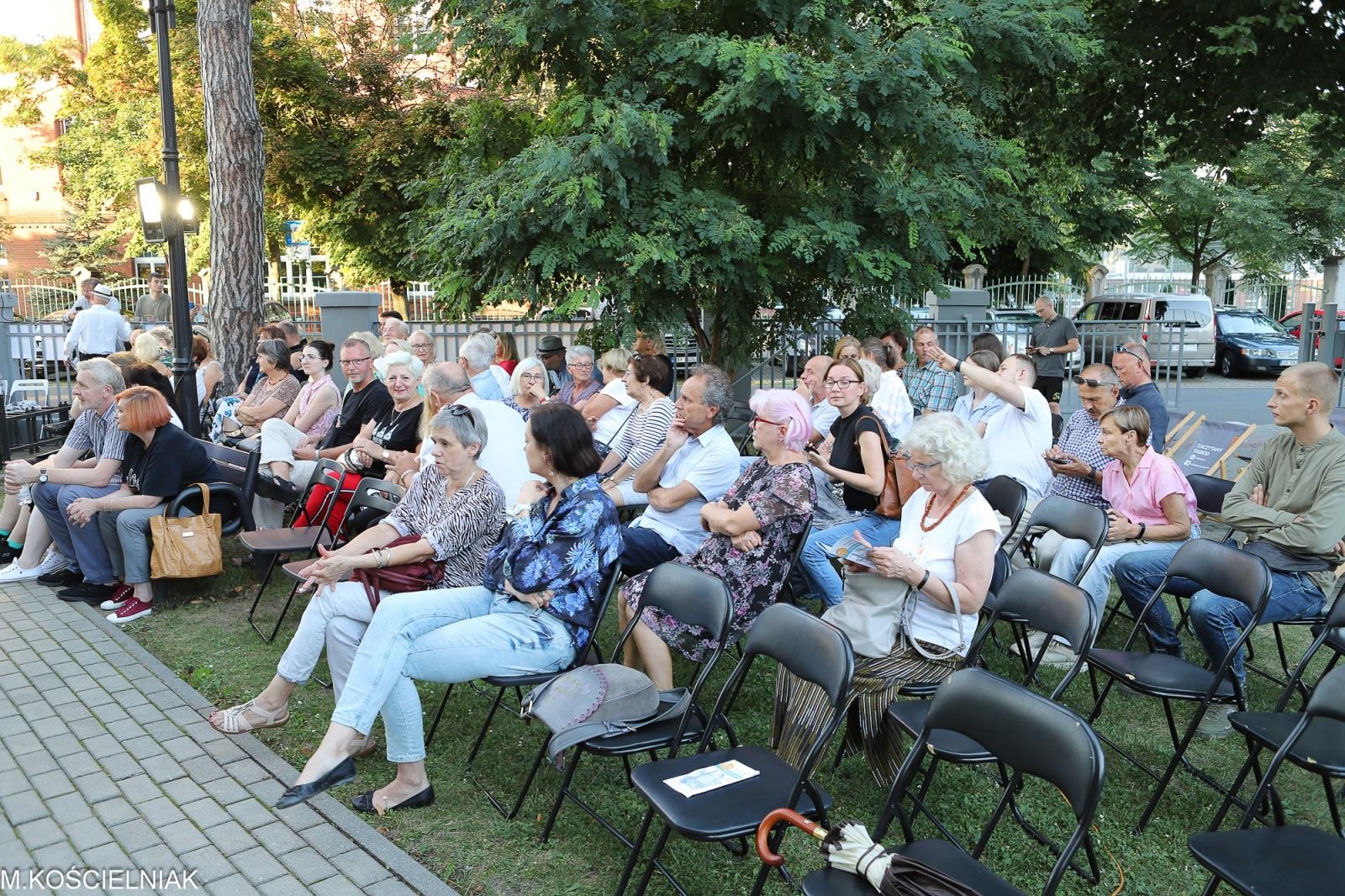 Zdjęcie w galerii na portalu naszraciborz.pl: Bóg mordu na bibliotecznych schodach wiadomości z regionu