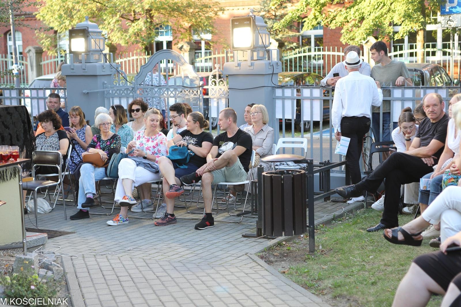 Zdjęcie w galerii na portalu naszraciborz.pl: Bóg mordu na bibliotecznych schodach wiadomości z regionu