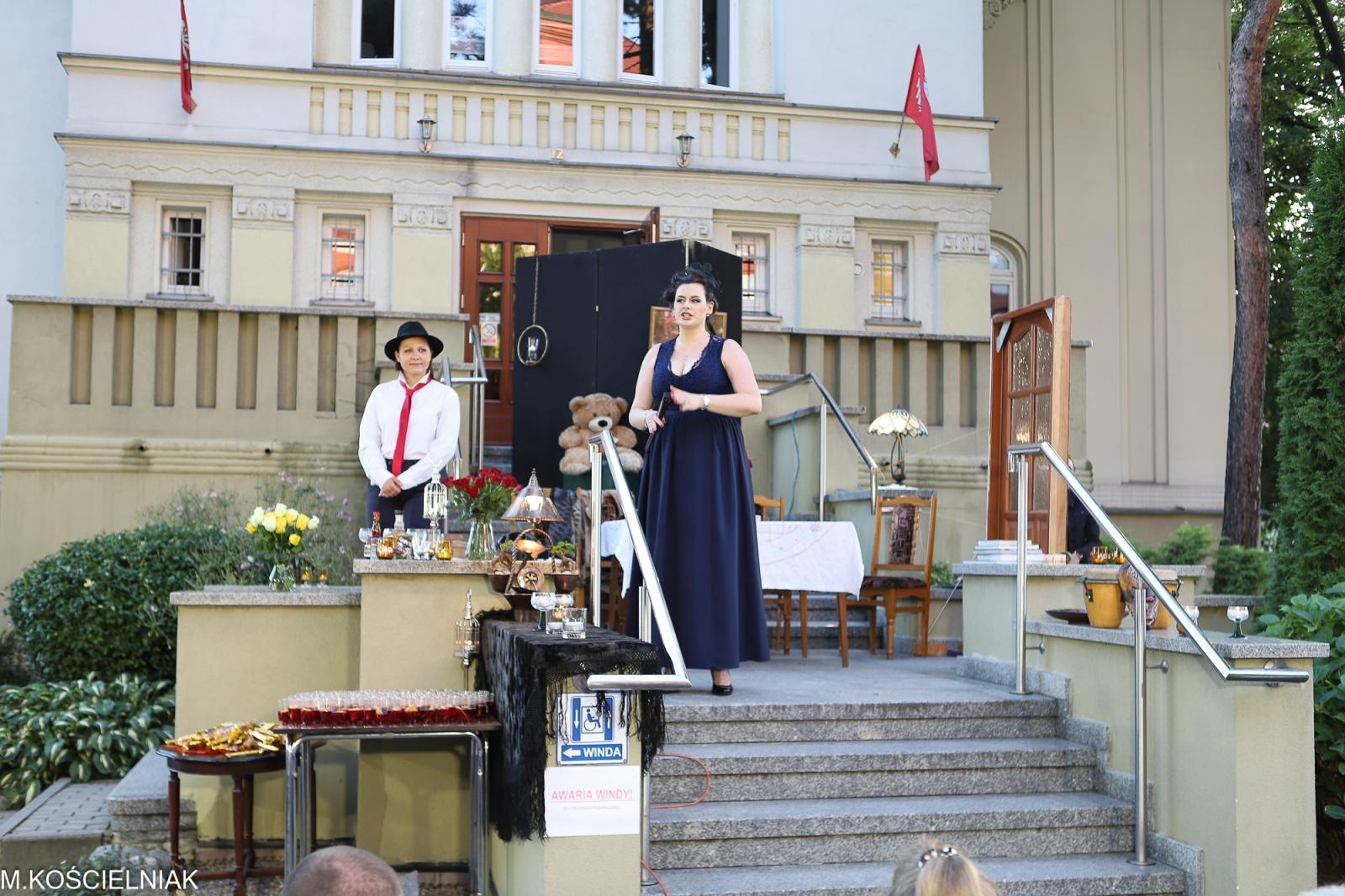 Zdjęcie w galerii na portalu naszraciborz.pl: Bóg mordu na bibliotecznych schodach wiadomości z regionu